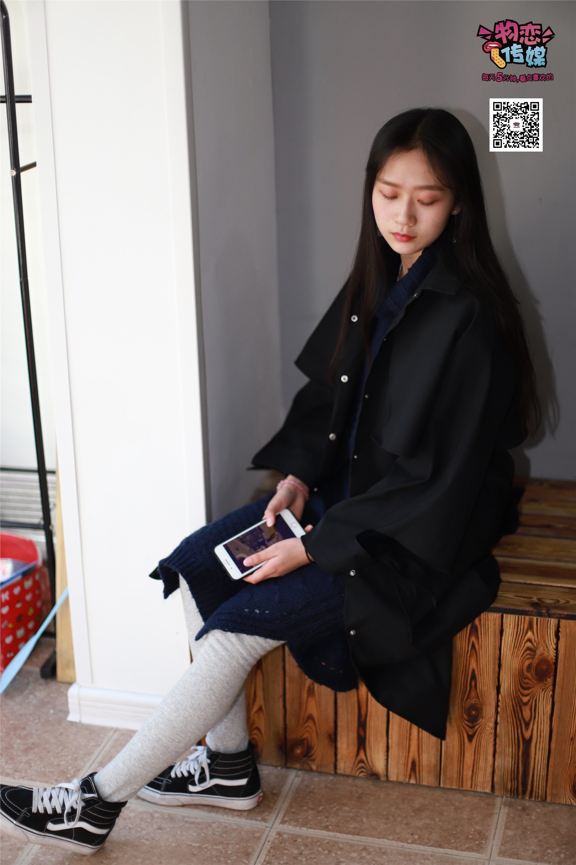 物恋传媒 No.001 清纯系大一女生的vans与棉袜