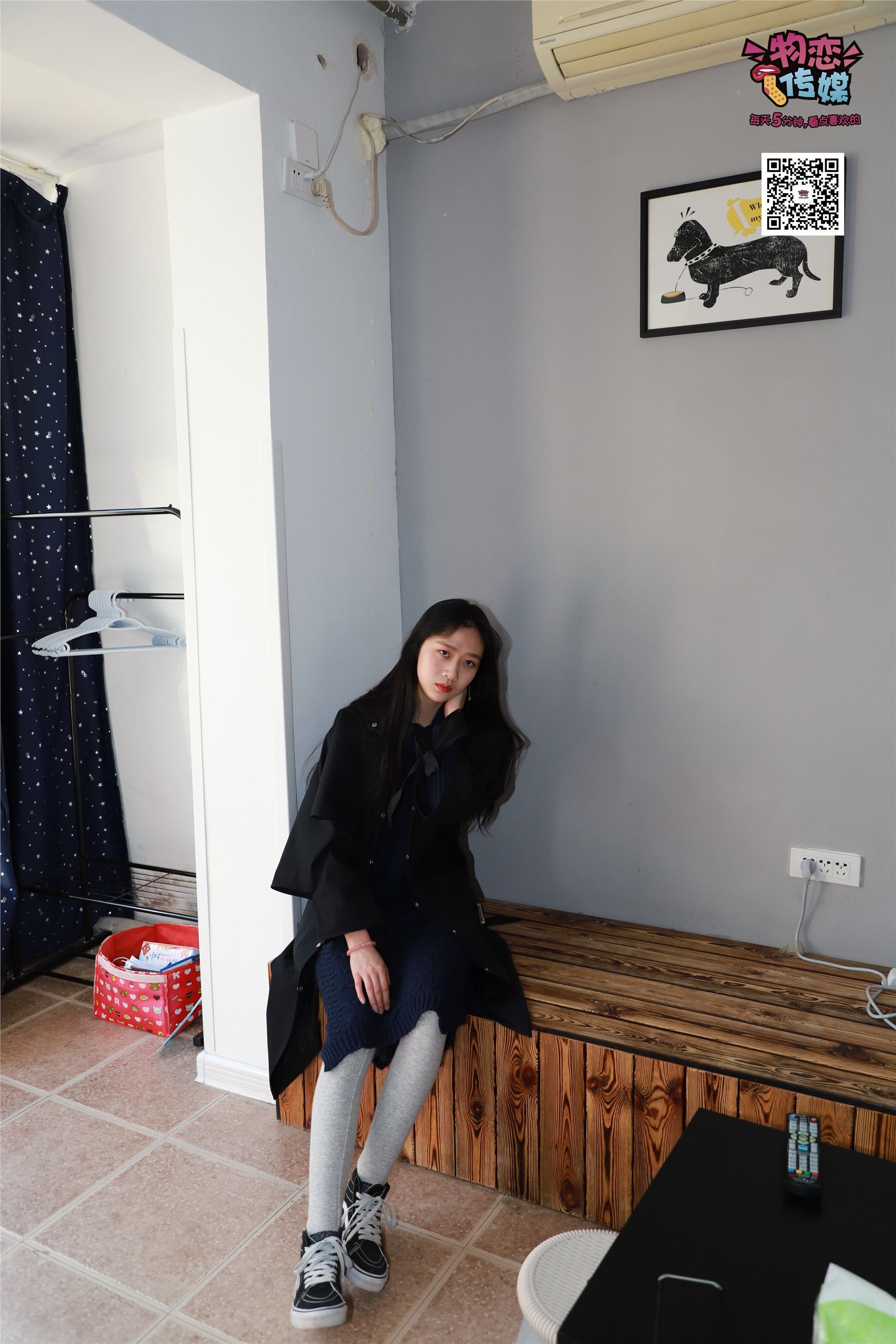 物恋传媒 No.001 清纯系大一女生的vans与棉袜