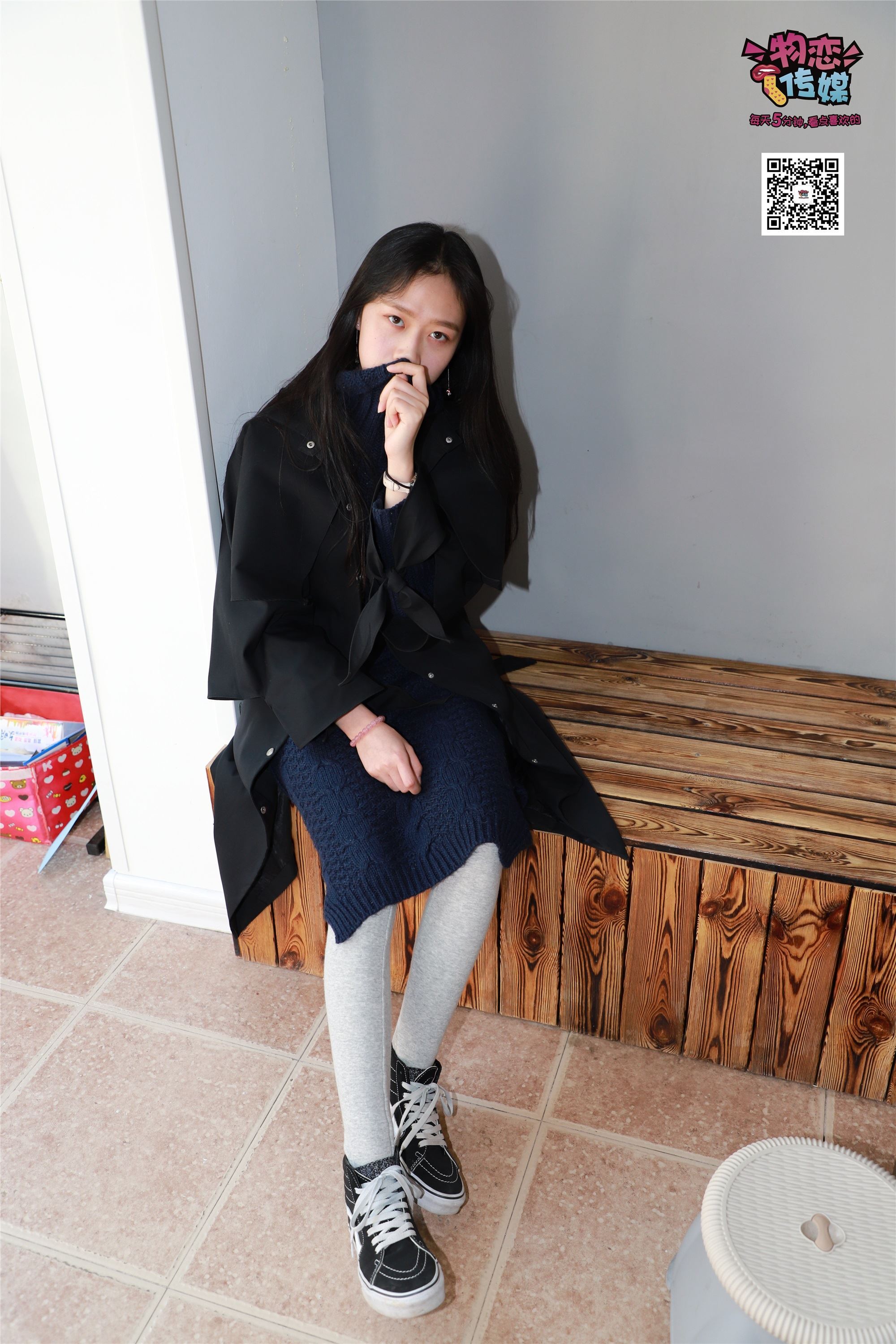 物恋传媒 No.001 清纯系大一女生的vans与棉袜