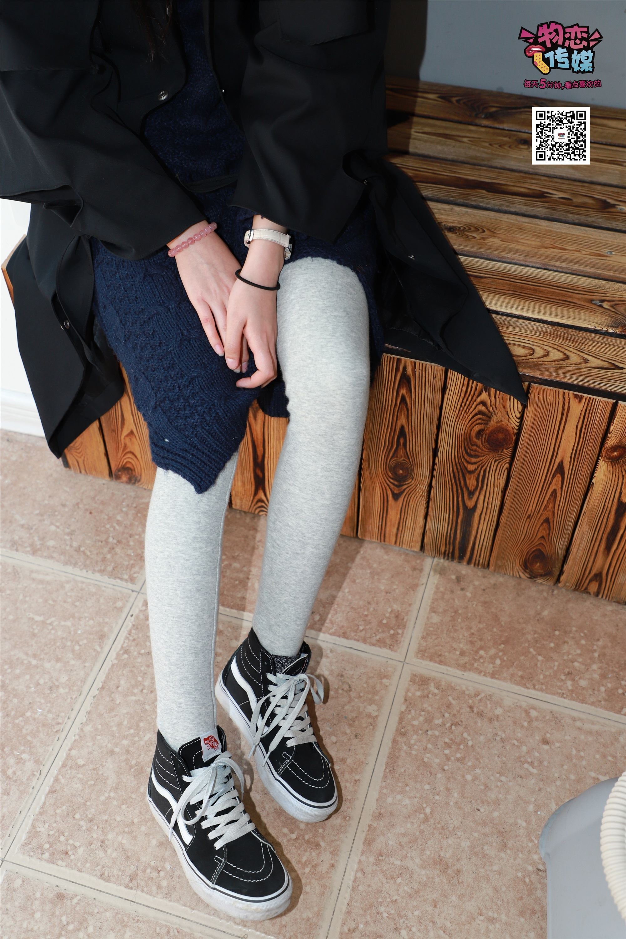 物恋传媒 No.001 清纯系大一女生的vans与棉袜