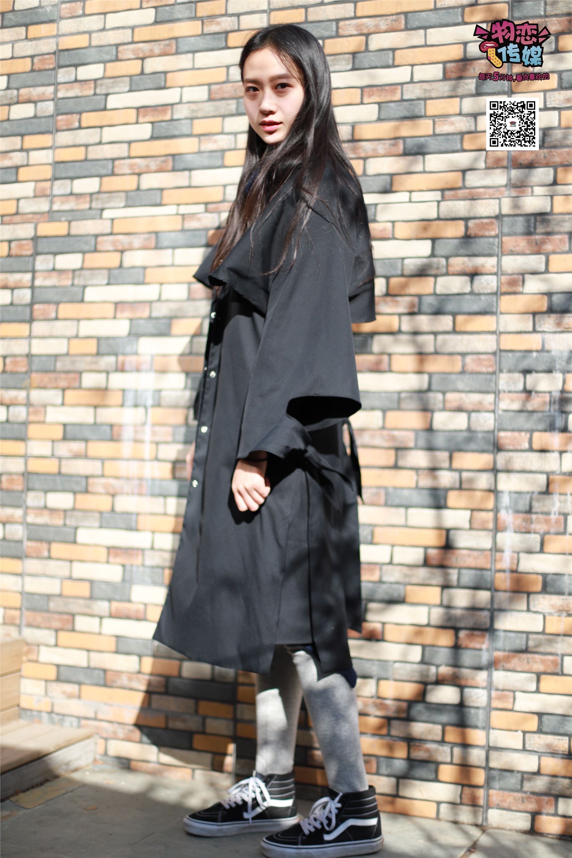 物恋传媒 No.001 清纯系大一女生的vans与棉袜