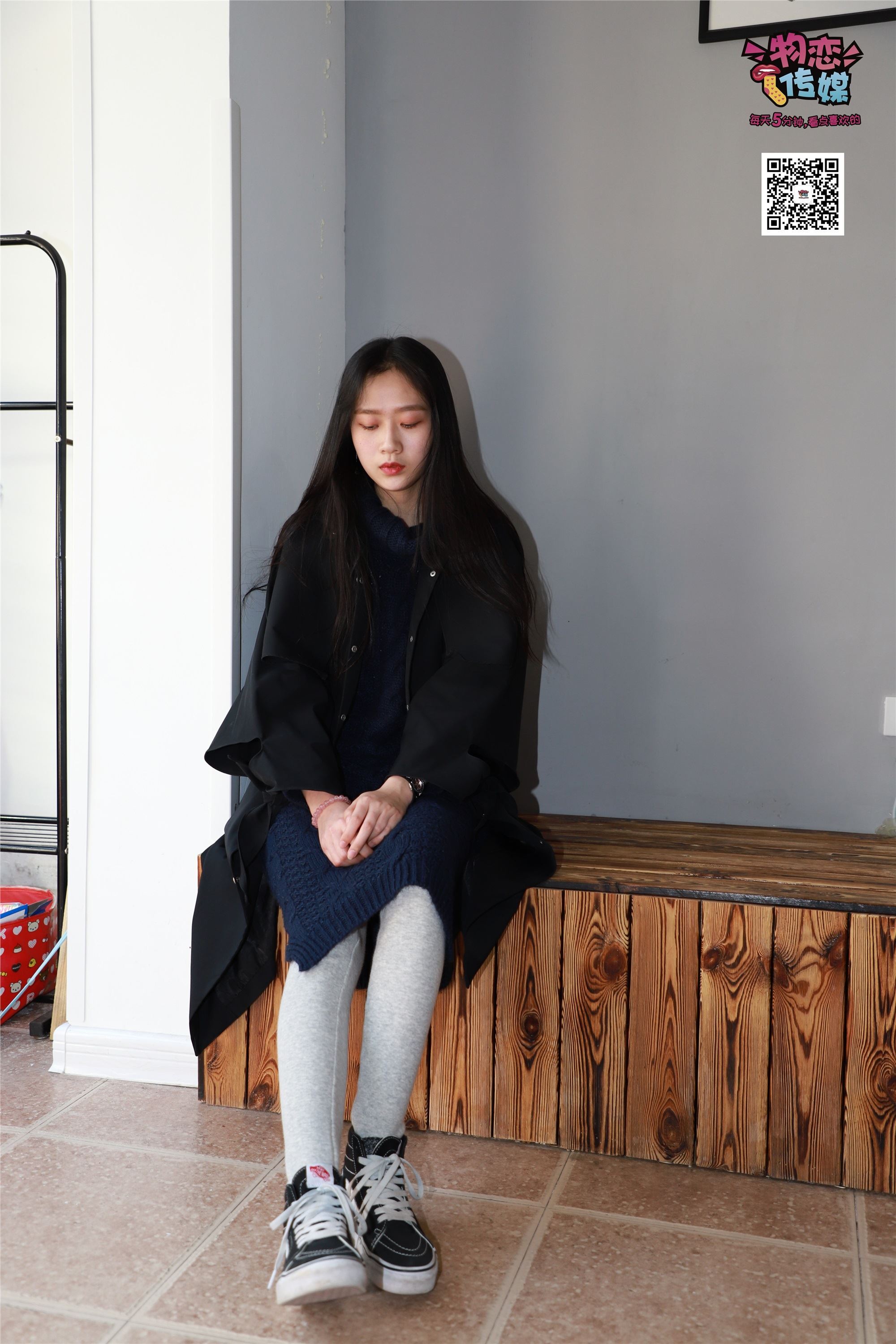 物恋传媒 No.001 清纯系大一女生的vans与棉袜