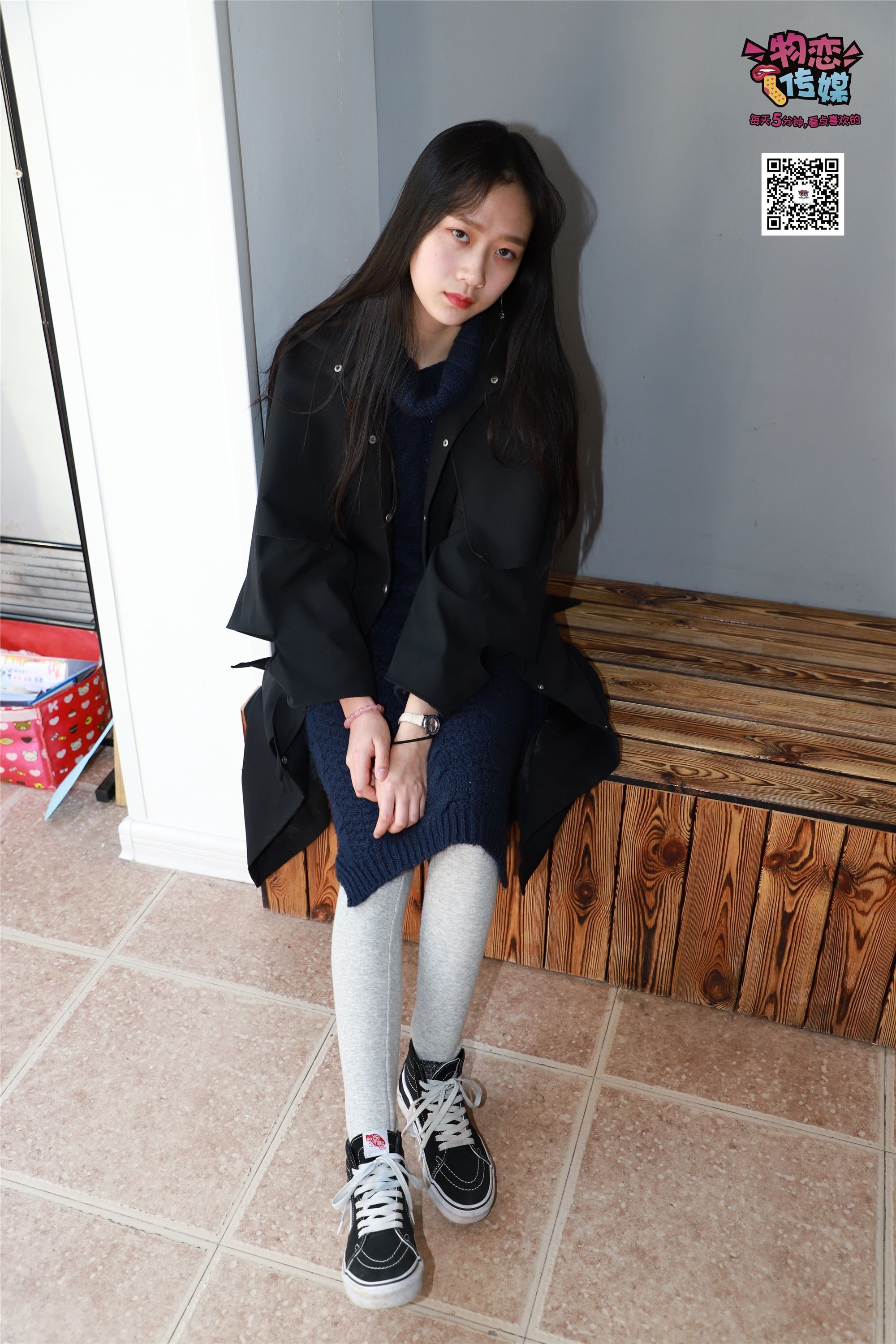 物恋传媒 No.001 清纯系大一女生的vans与棉袜