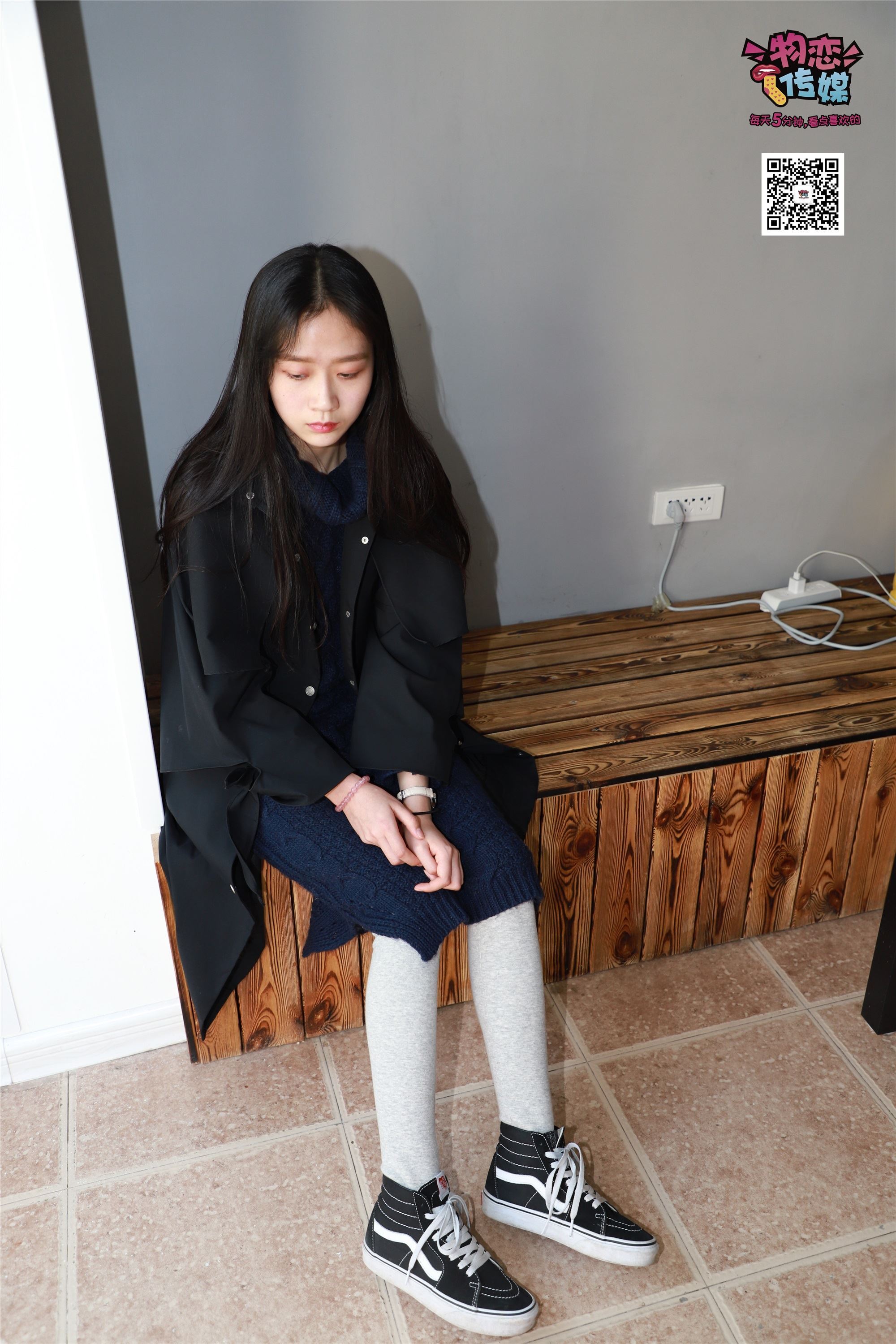 物恋传媒 No.001 清纯系大一女生的vans与棉袜