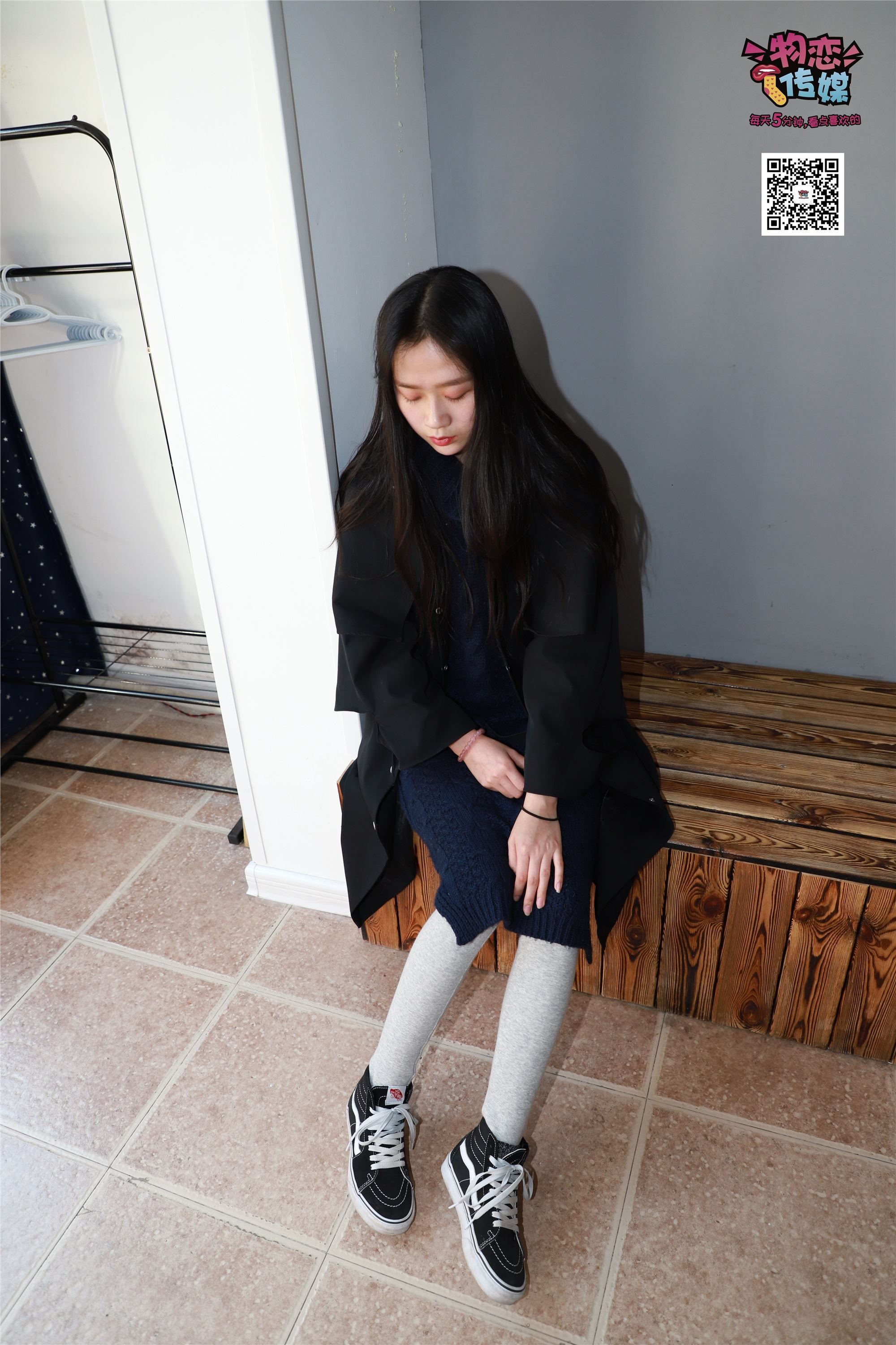 物恋传媒 No.001 清纯系大一女生的vans与棉袜
