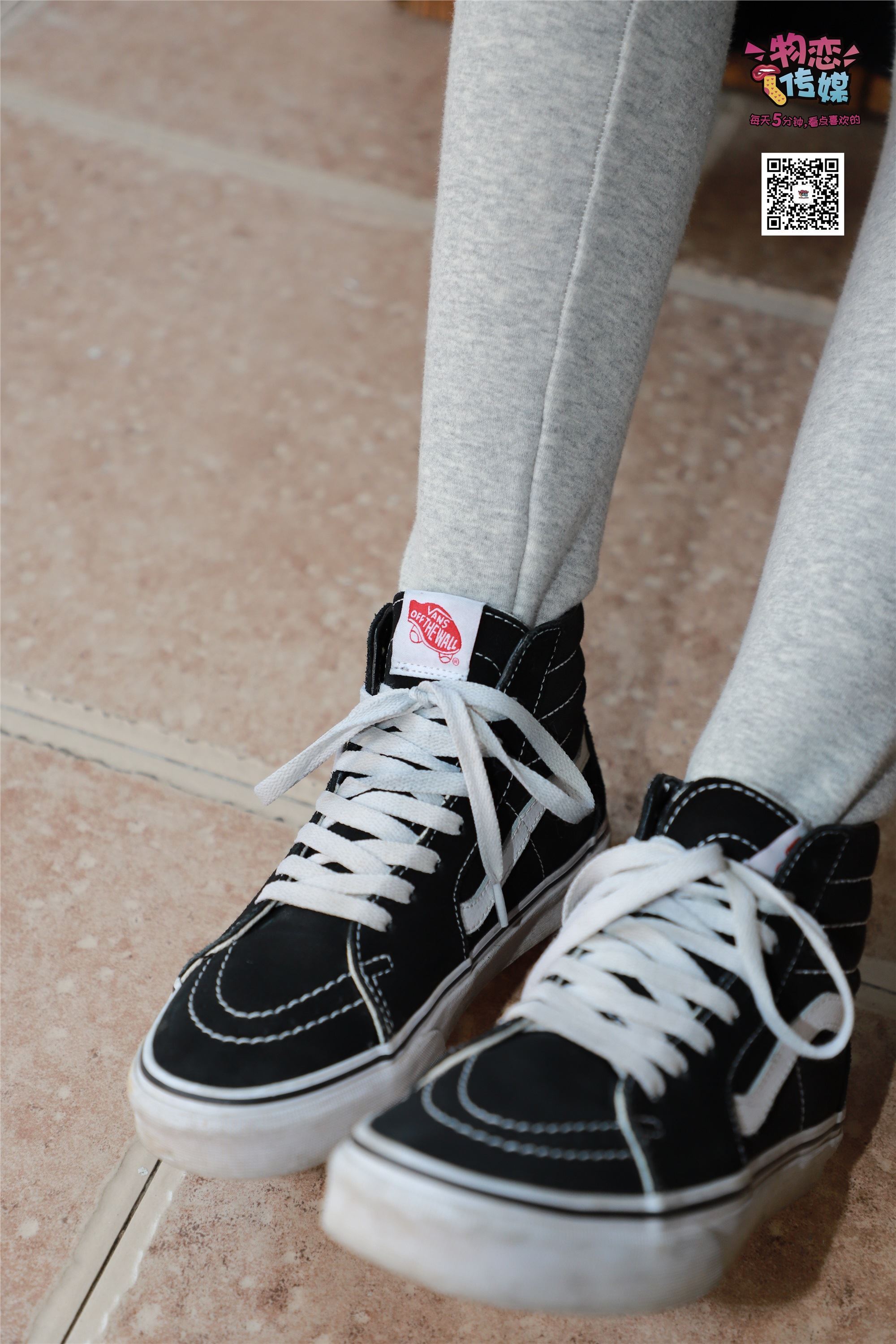 物恋传媒 No.001 清纯系大一女生的vans与棉袜