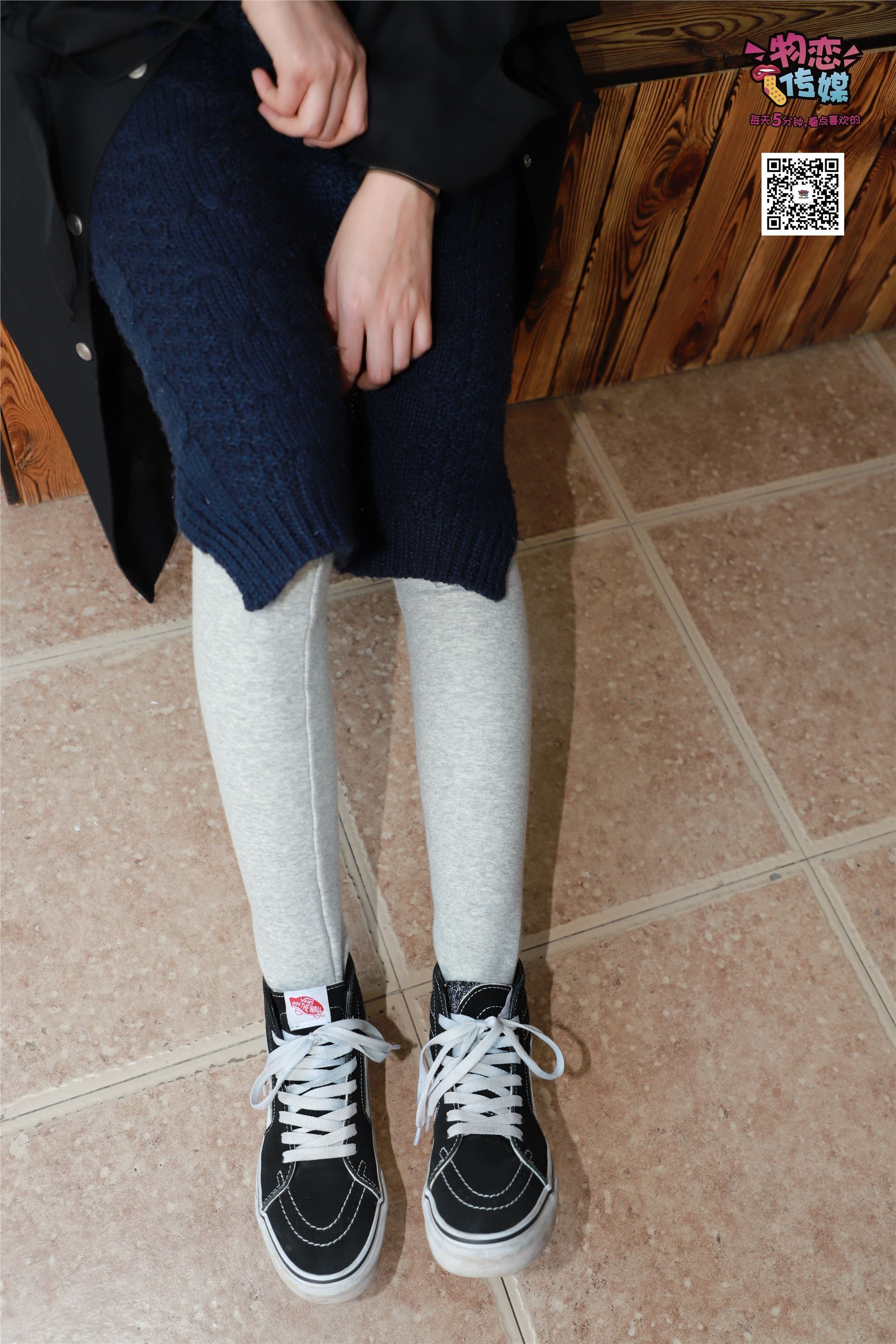 物恋传媒 No.001 清纯系大一女生的vans与棉袜