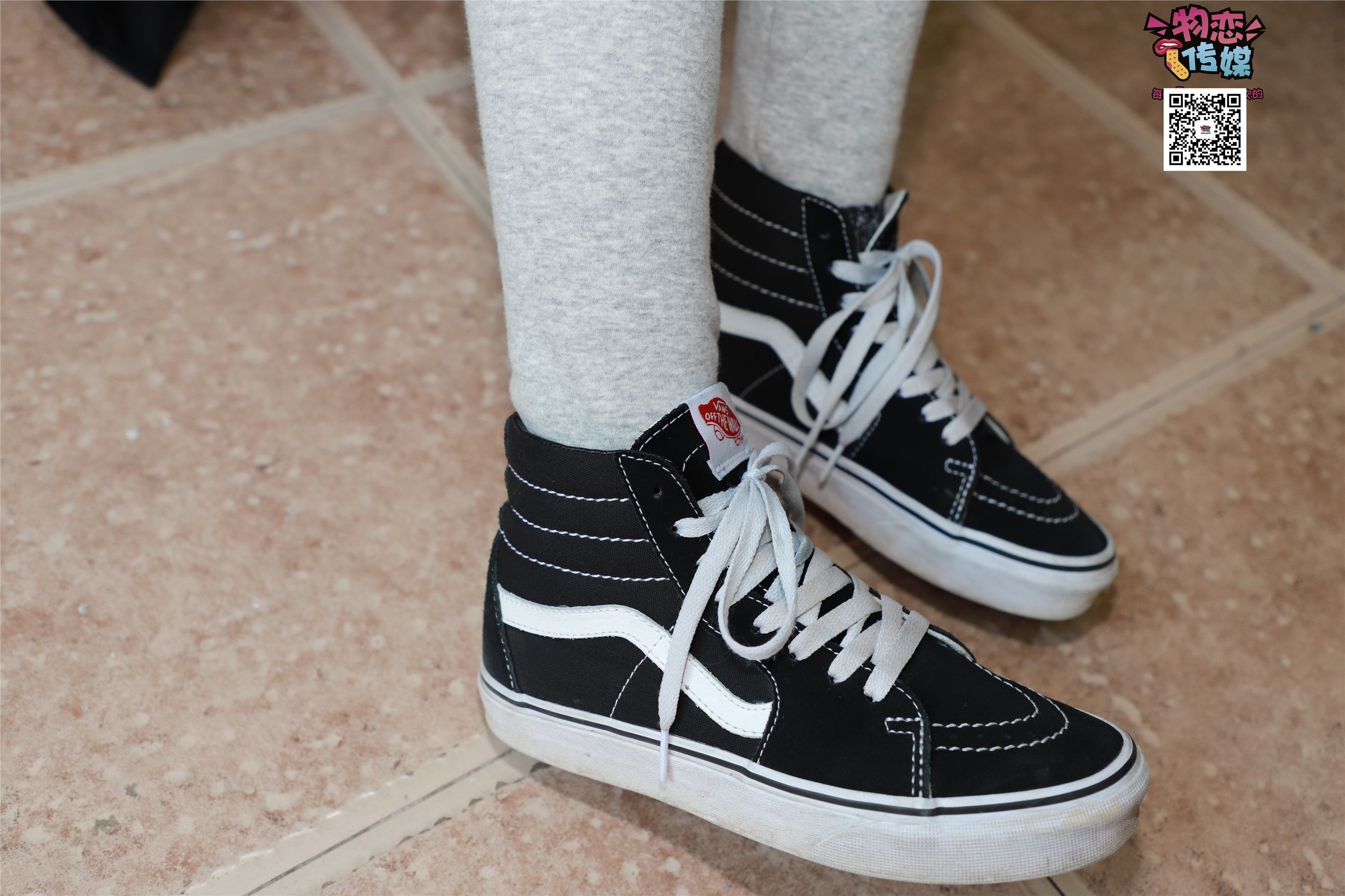 物恋传媒 No.001 清纯系大一女生的vans与棉袜