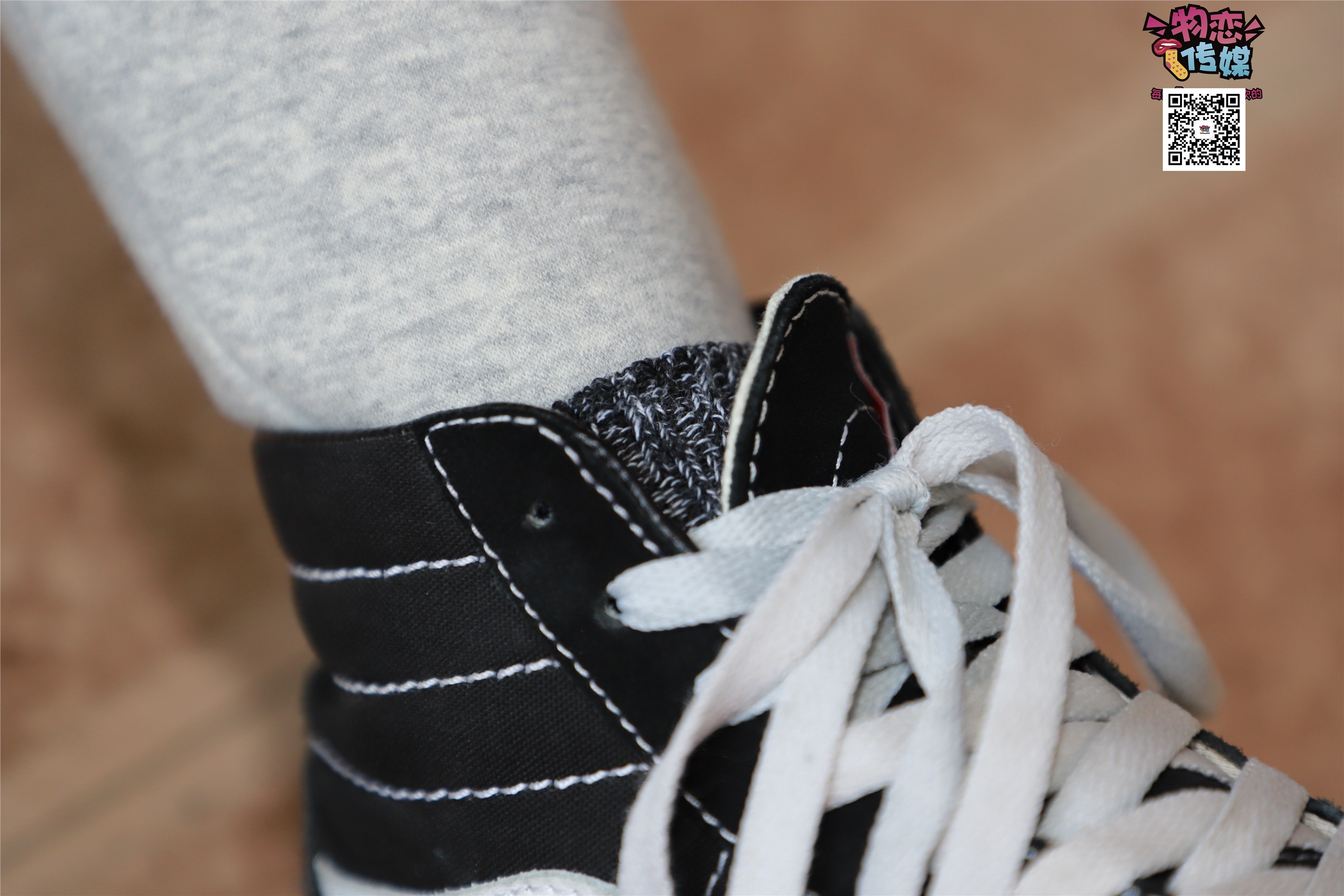 物恋传媒 No.001 清纯系大一女生的vans与棉袜