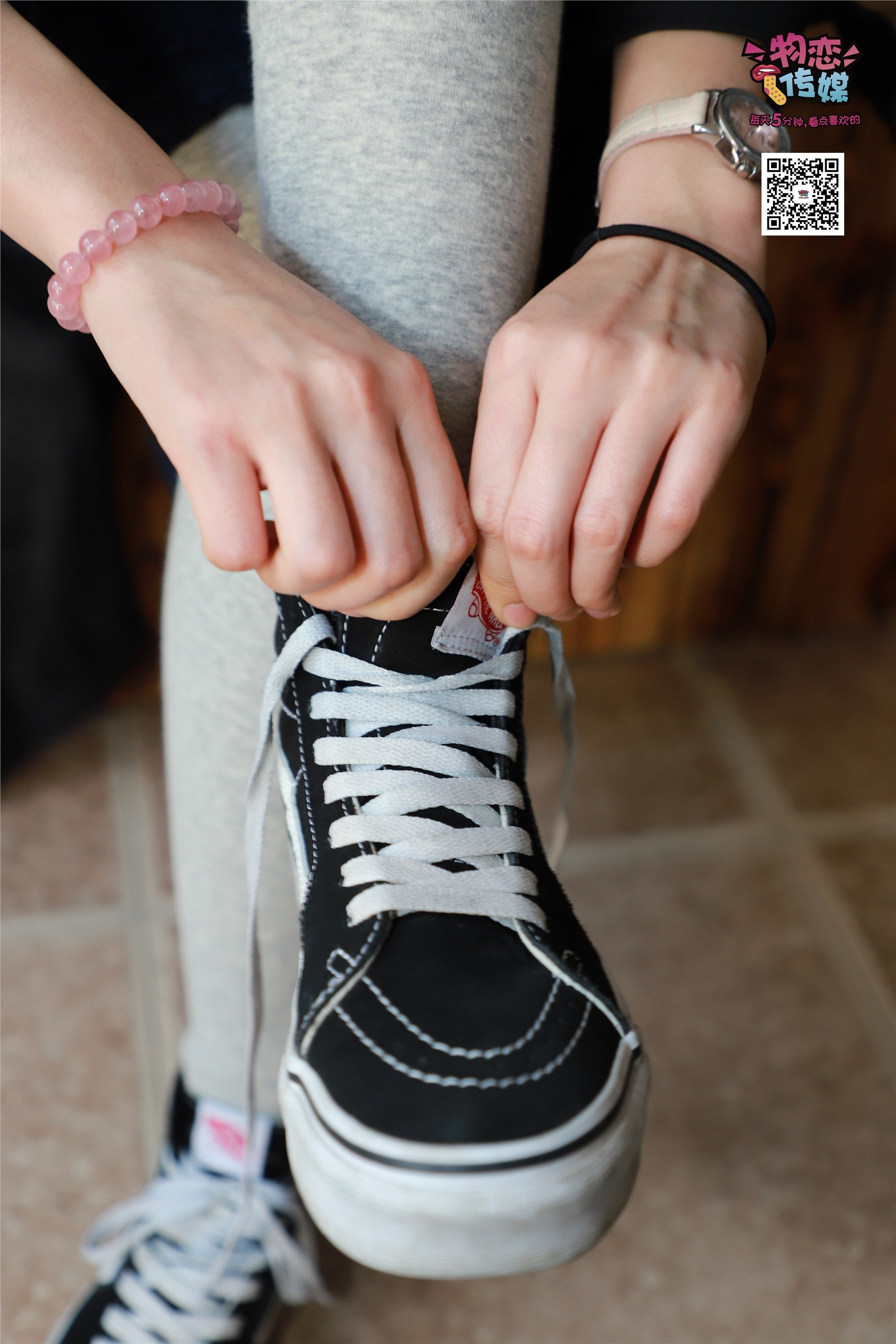 物恋传媒 No.001 清纯系大一女生的vans与棉袜