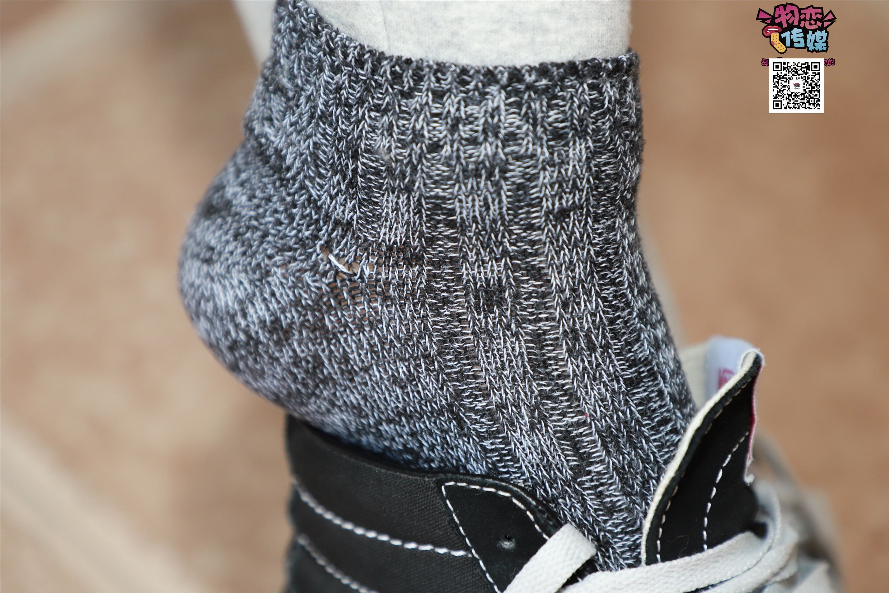 物恋传媒 No.001 清纯系大一女生的vans与棉袜
