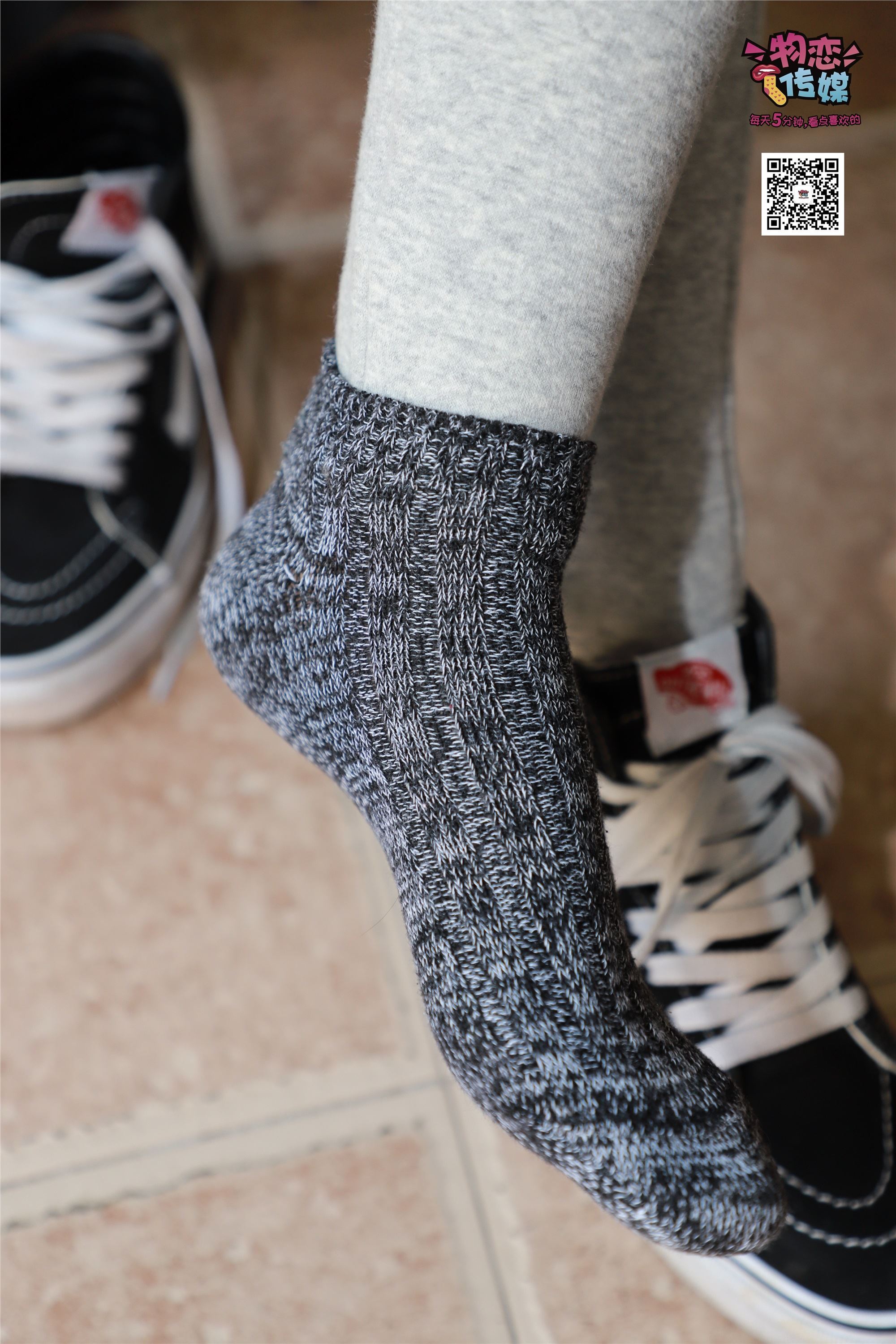 物恋传媒 No.001 清纯系大一女生的vans与棉袜
