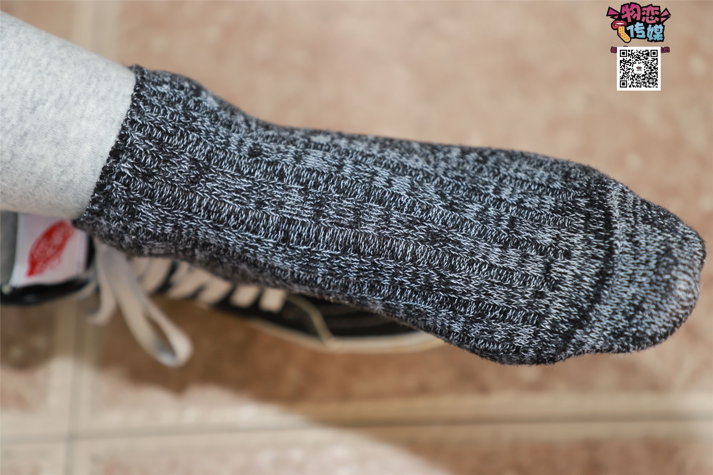 物恋传媒 No.001 清纯系大一女生的vans与棉袜