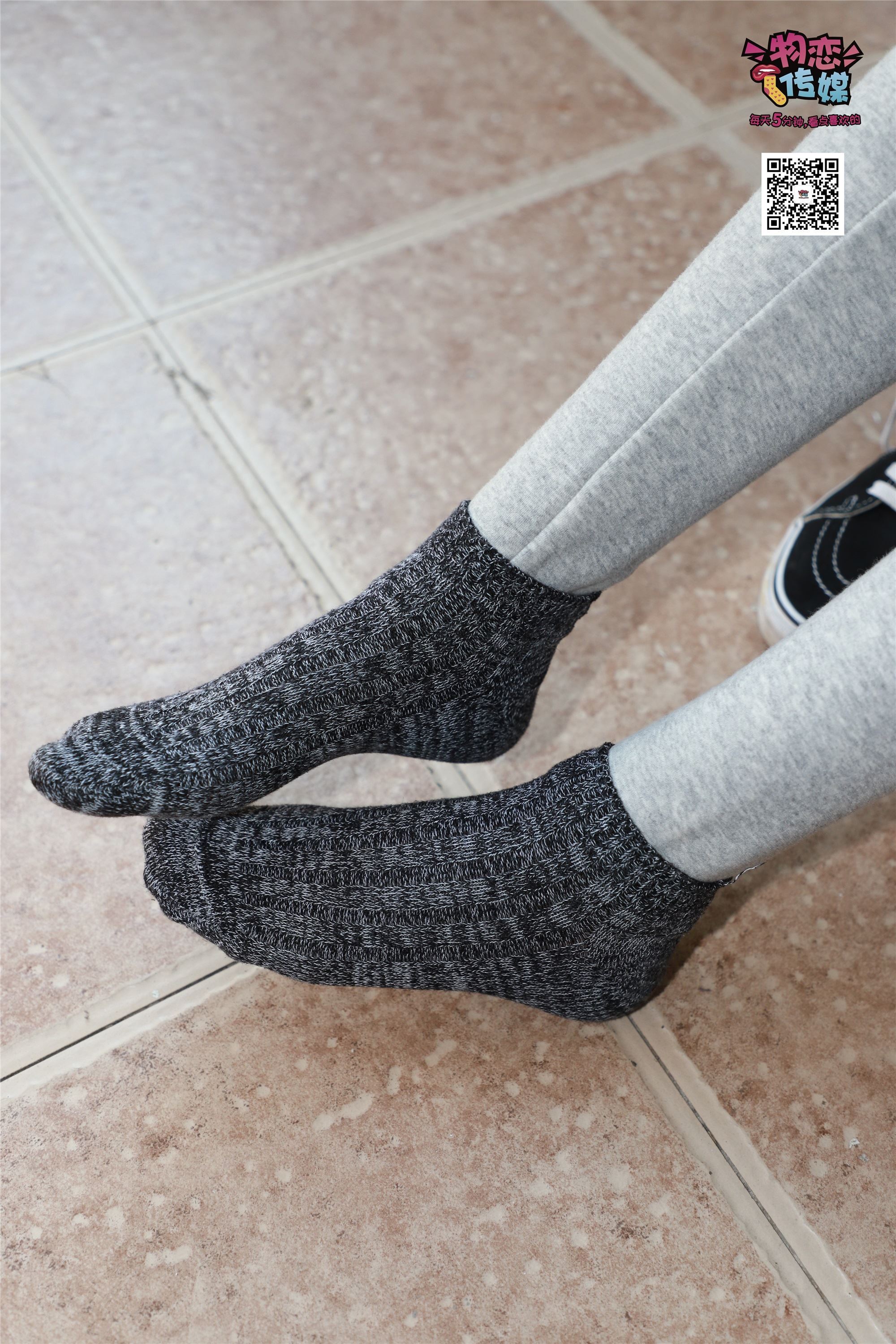 物恋传媒 No.001 清纯系大一女生的vans与棉袜