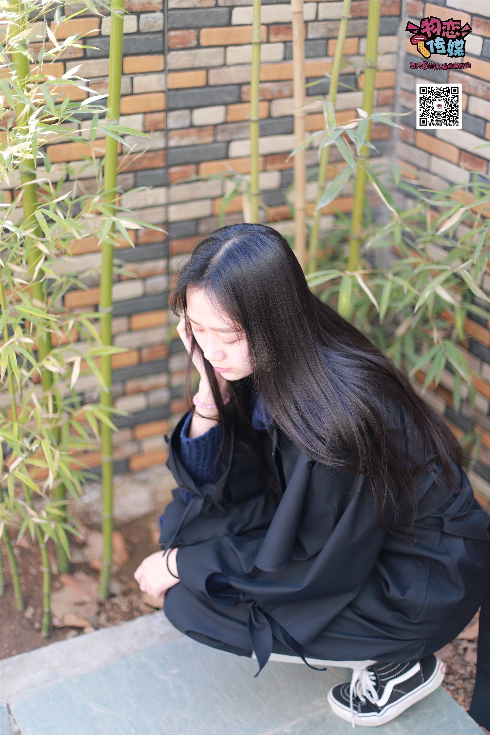 物恋传媒 No.001 清纯系大一女生的vans与棉袜