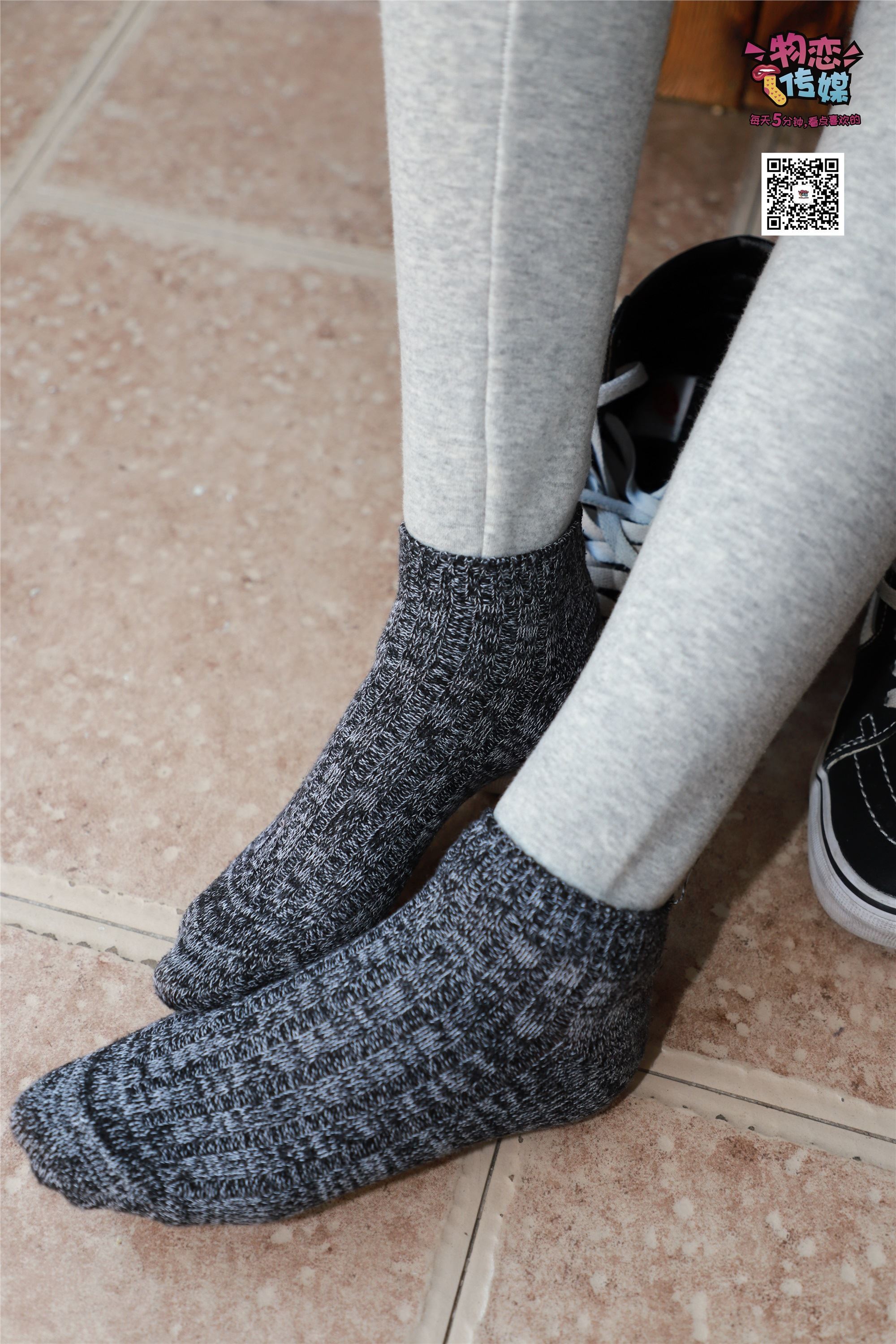 物恋传媒 No.001 清纯系大一女生的vans与棉袜