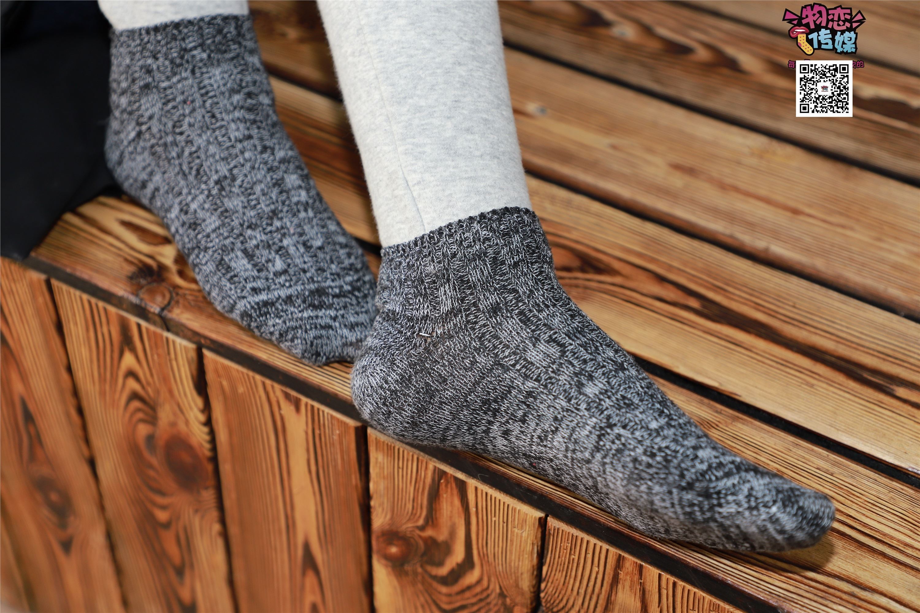 物恋传媒 No.001 清纯系大一女生的vans与棉袜