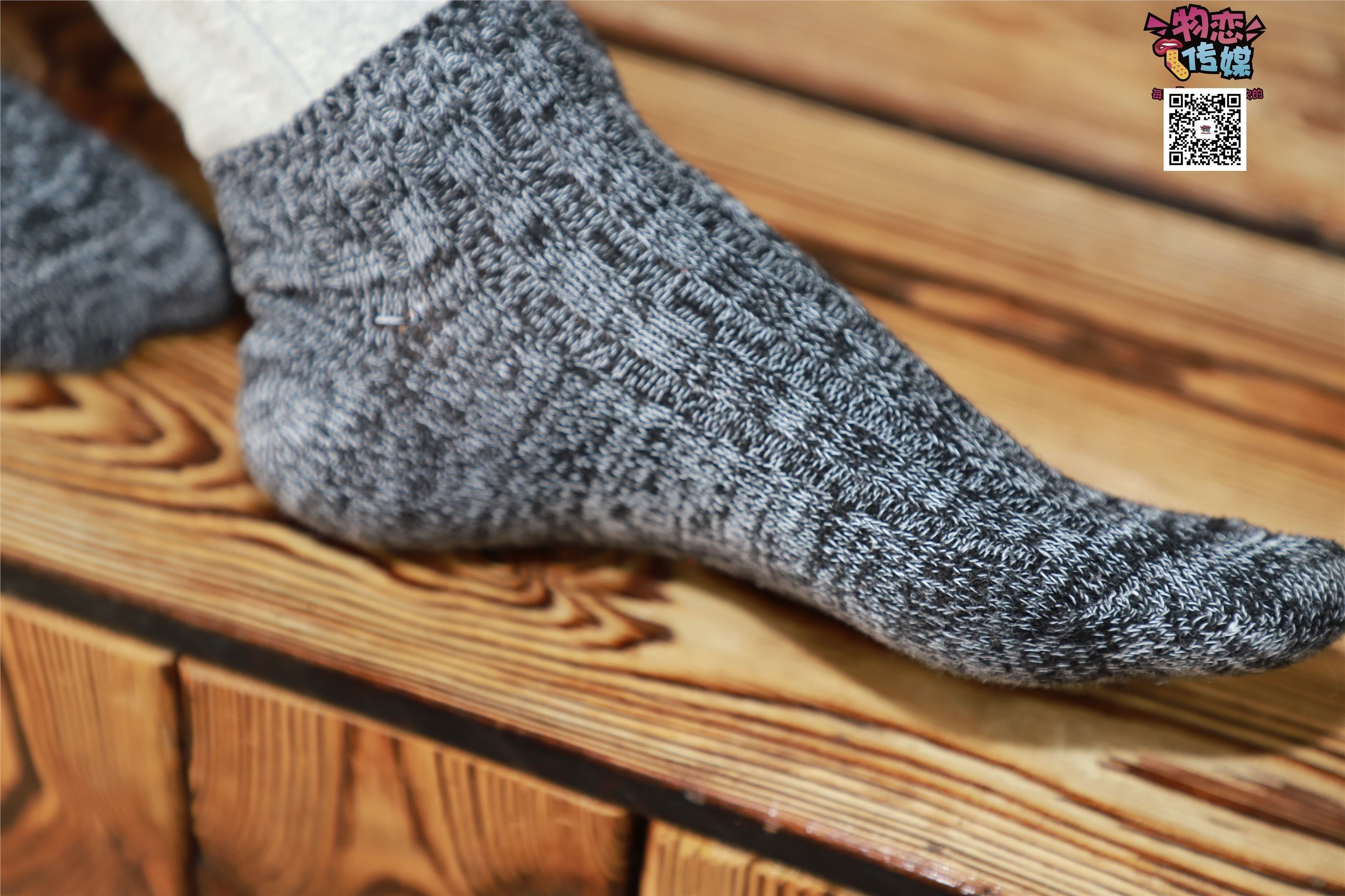 物恋传媒 No.001 清纯系大一女生的vans与棉袜