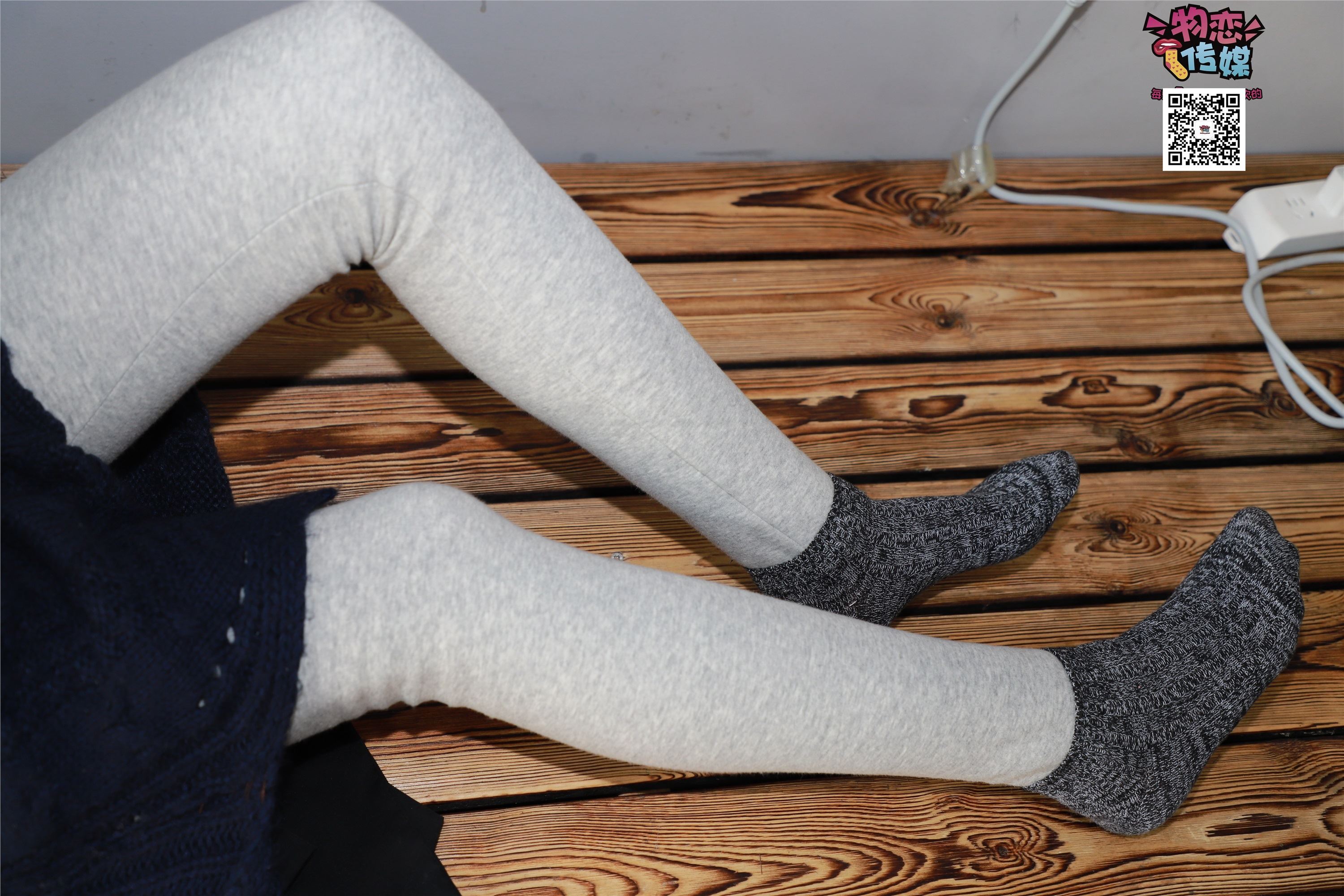 物恋传媒 No.001 清纯系大一女生的vans与棉袜