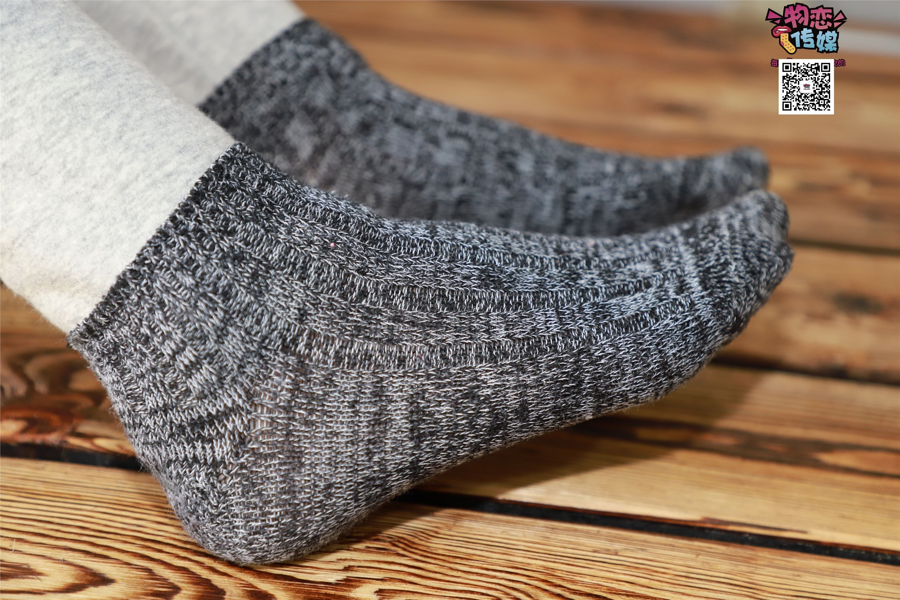 物恋传媒 No.001 清纯系大一女生的vans与棉袜