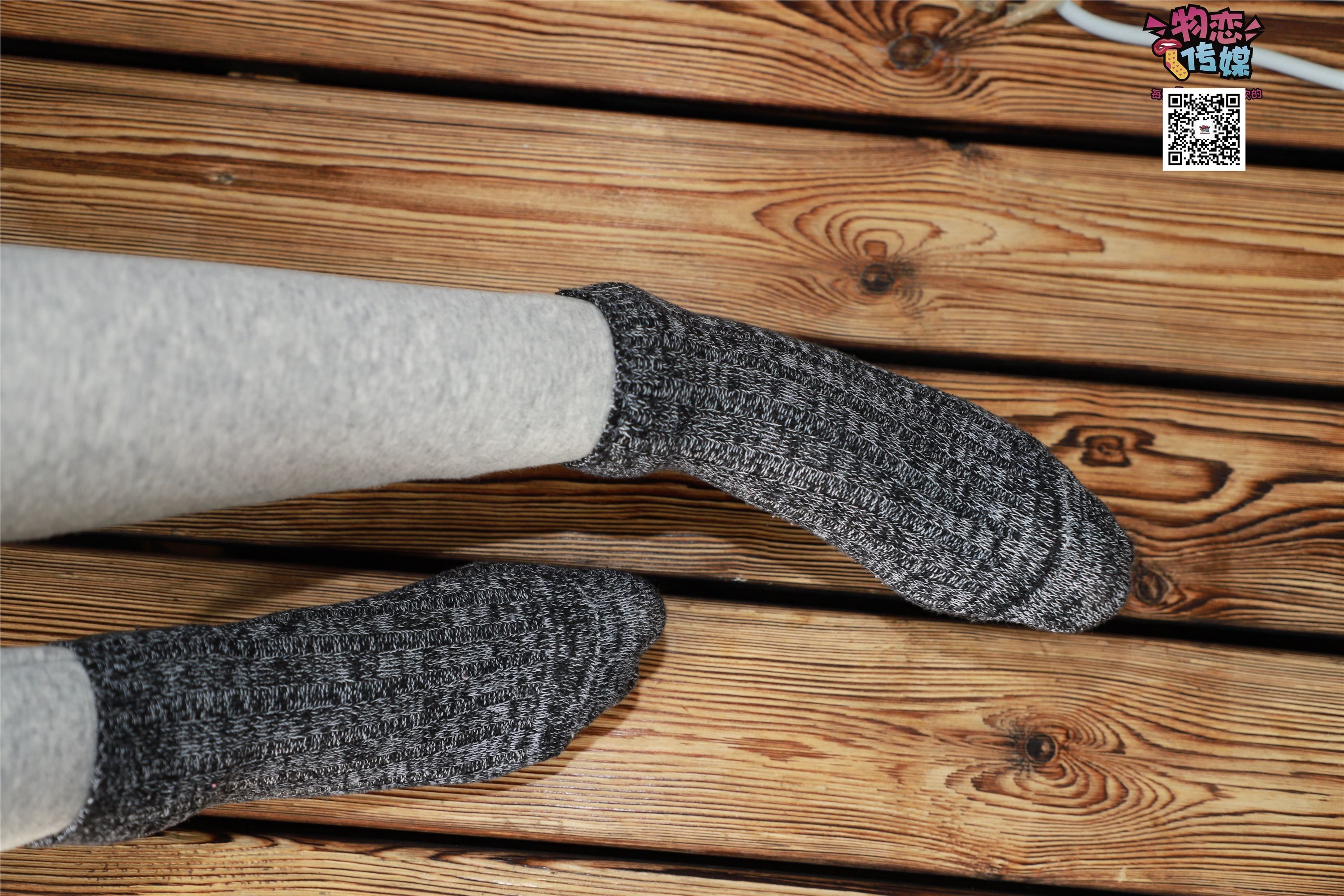 物恋传媒 No.001 清纯系大一女生的vans与棉袜