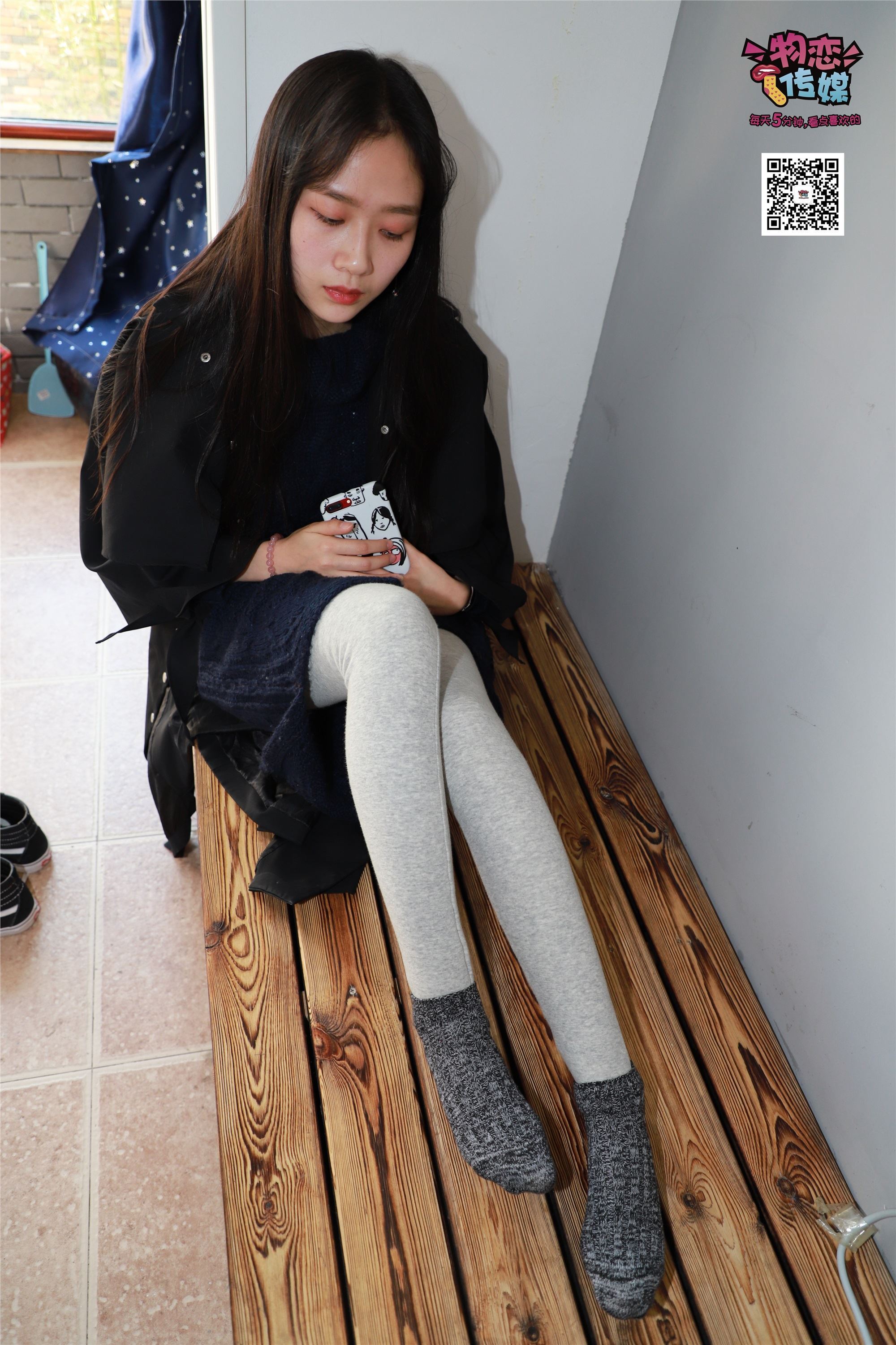 物恋传媒 No.001 清纯系大一女生的vans与棉袜