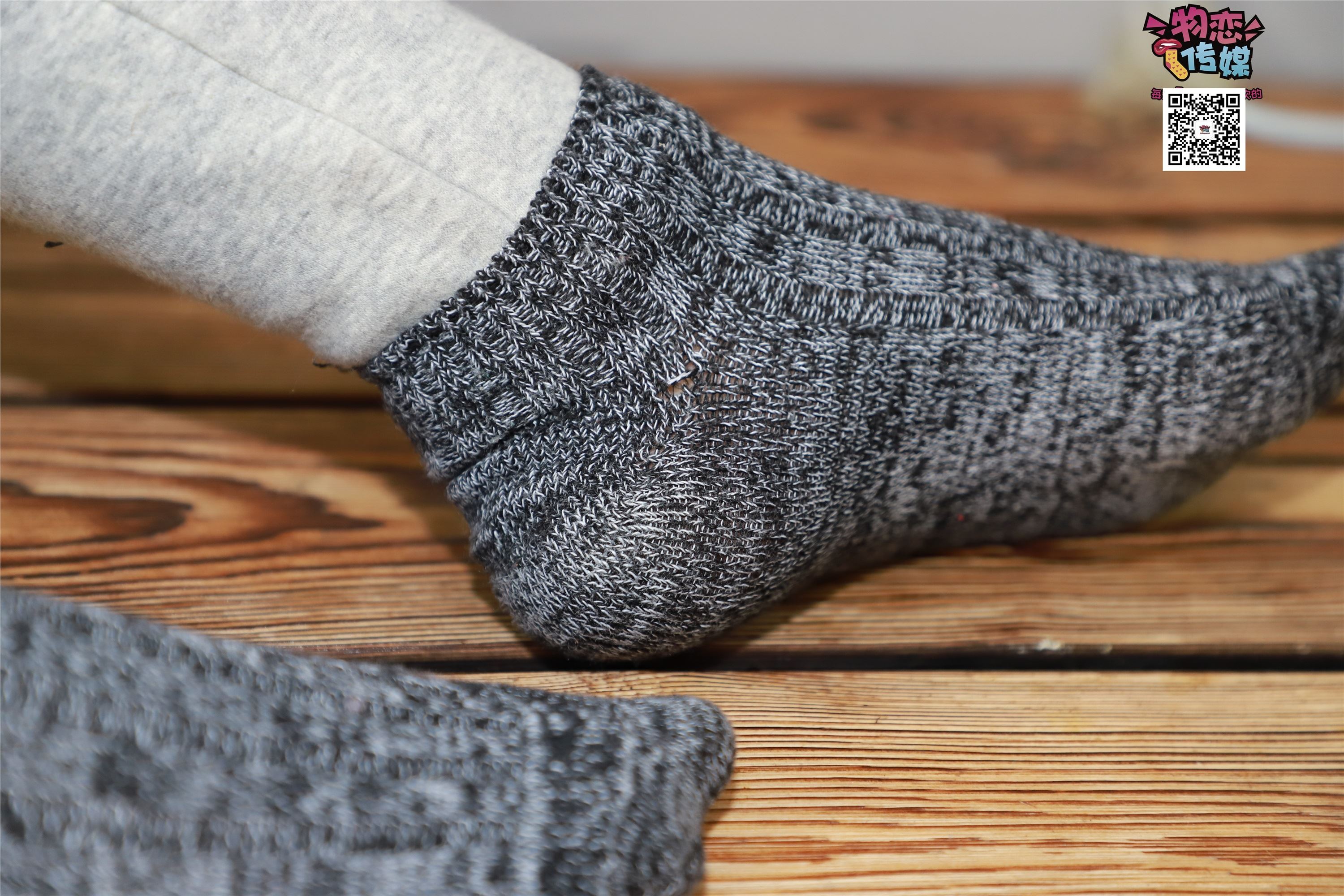 物恋传媒 No.001 清纯系大一女生的vans与棉袜