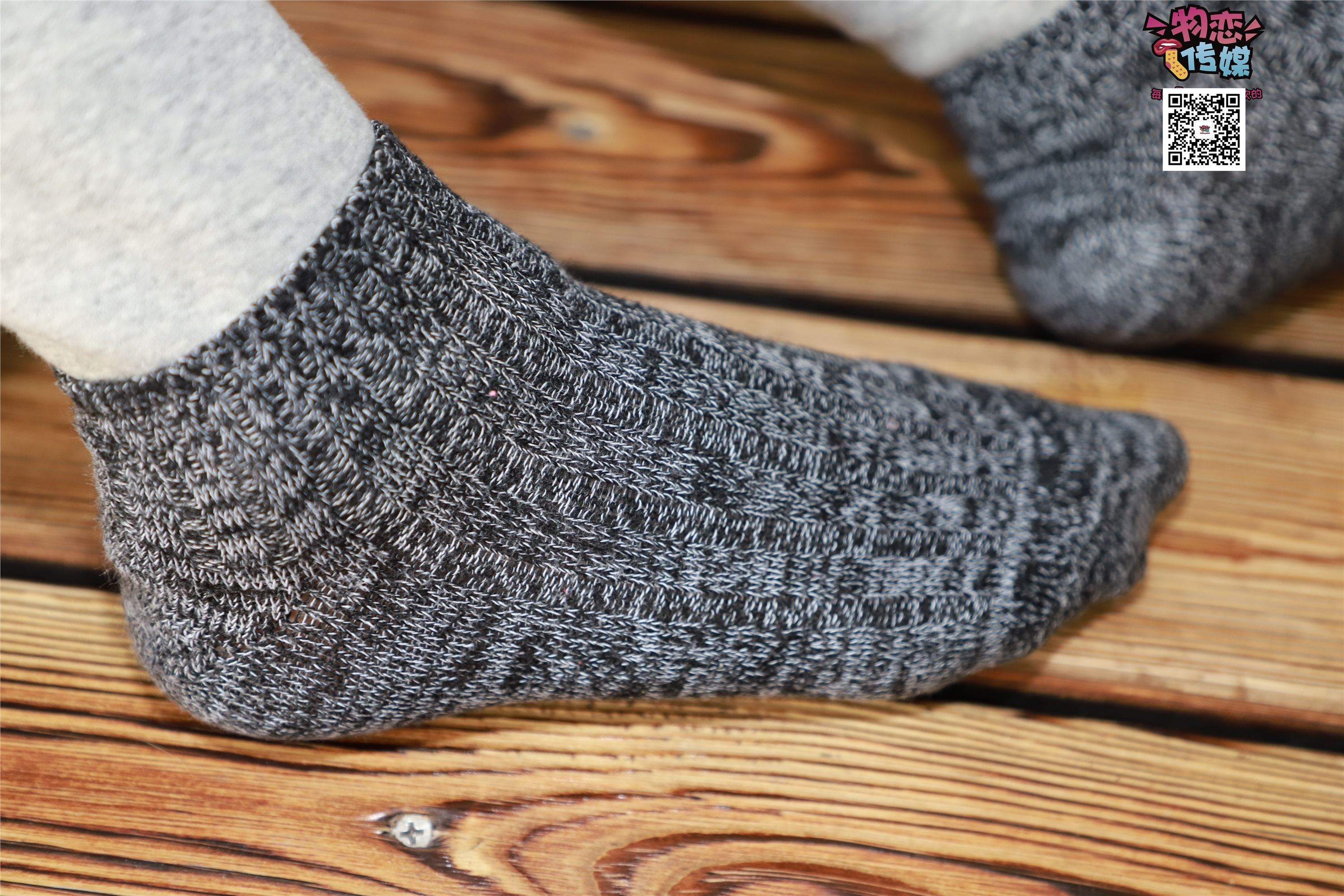 物恋传媒 No.001 清纯系大一女生的vans与棉袜