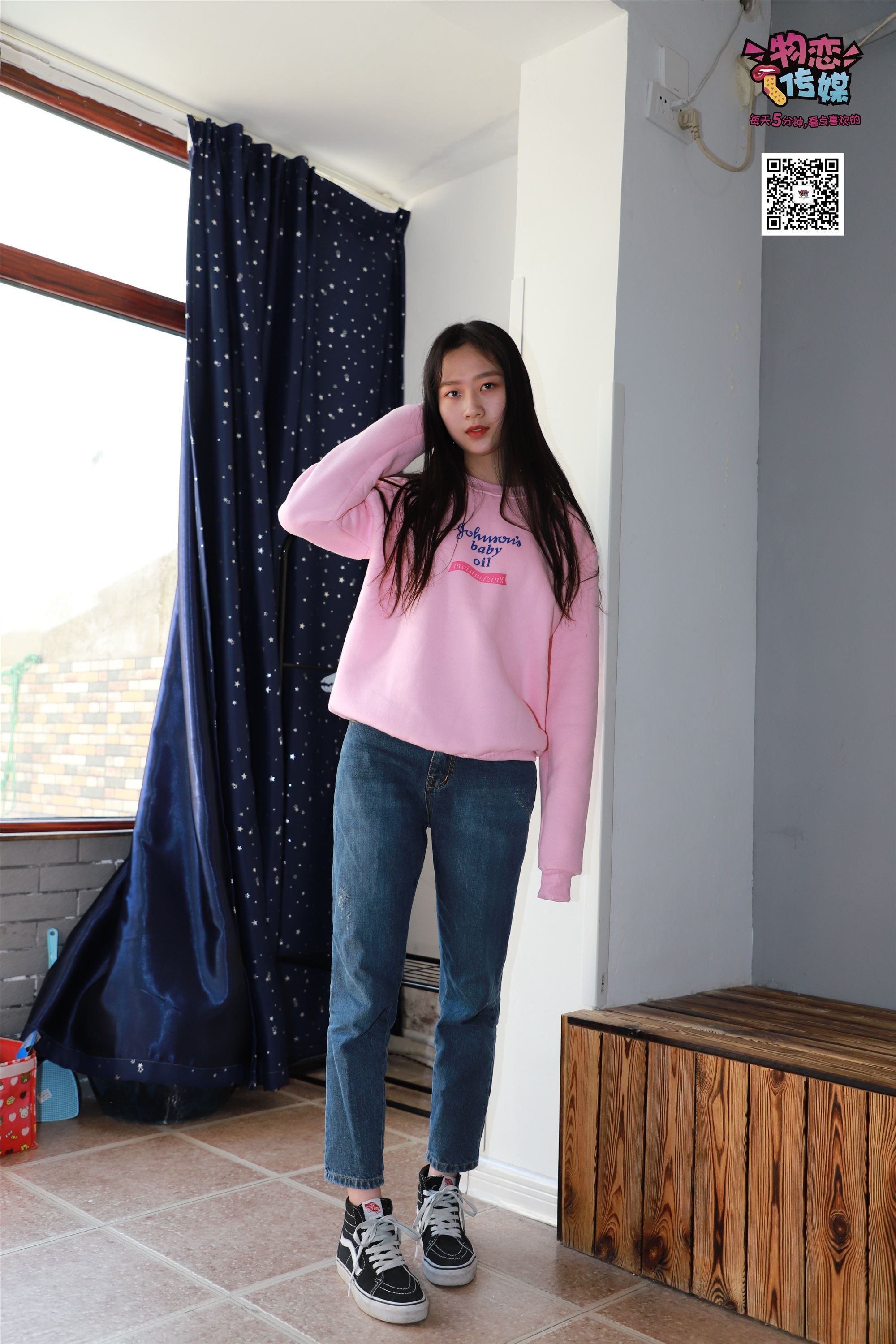 物恋传媒 No.001 清纯系大一女生的vans与棉袜