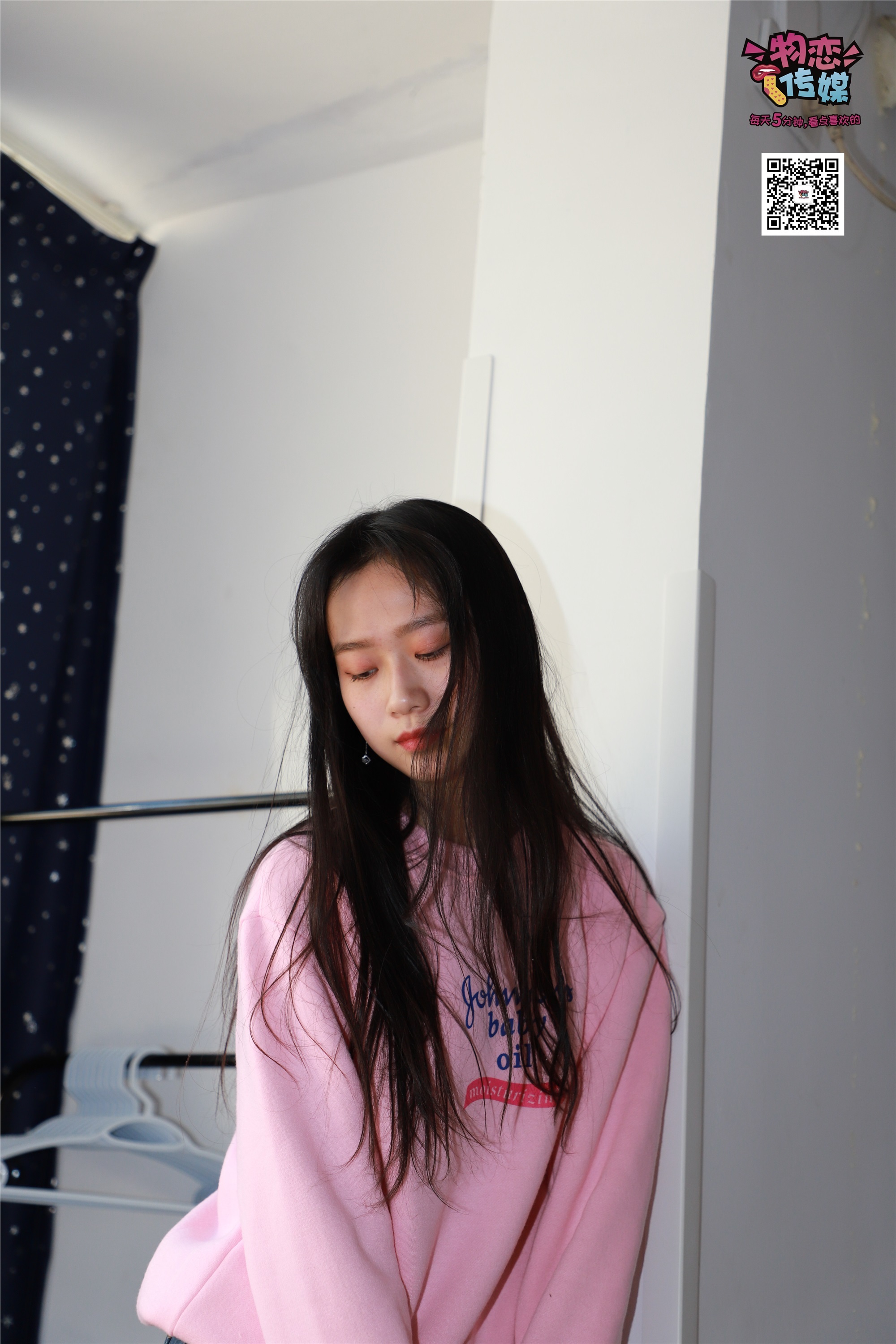 物恋传媒 No.001 清纯系大一女生的vans与棉袜