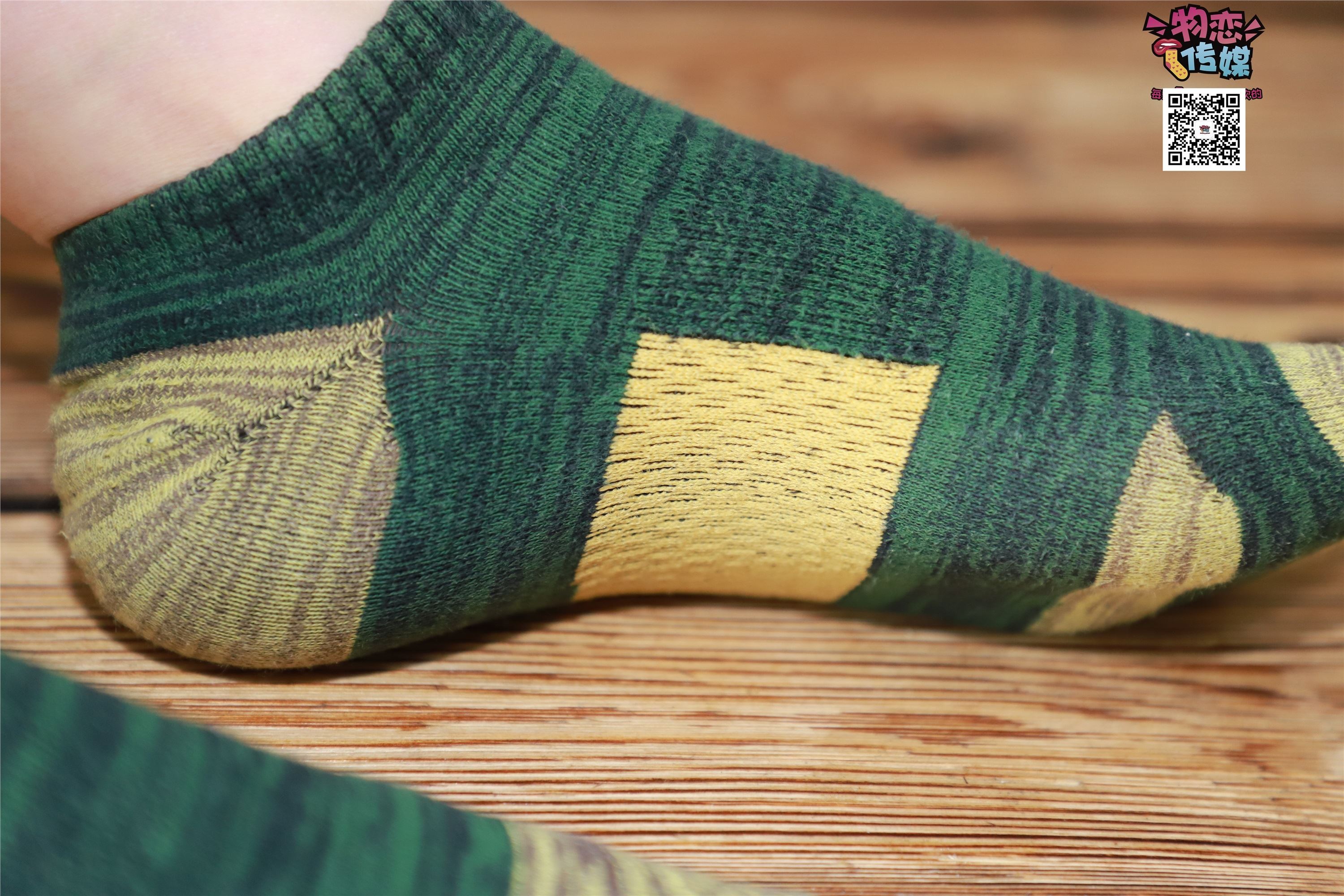 物恋传媒 No.001 清纯系大一女生的vans与棉袜2