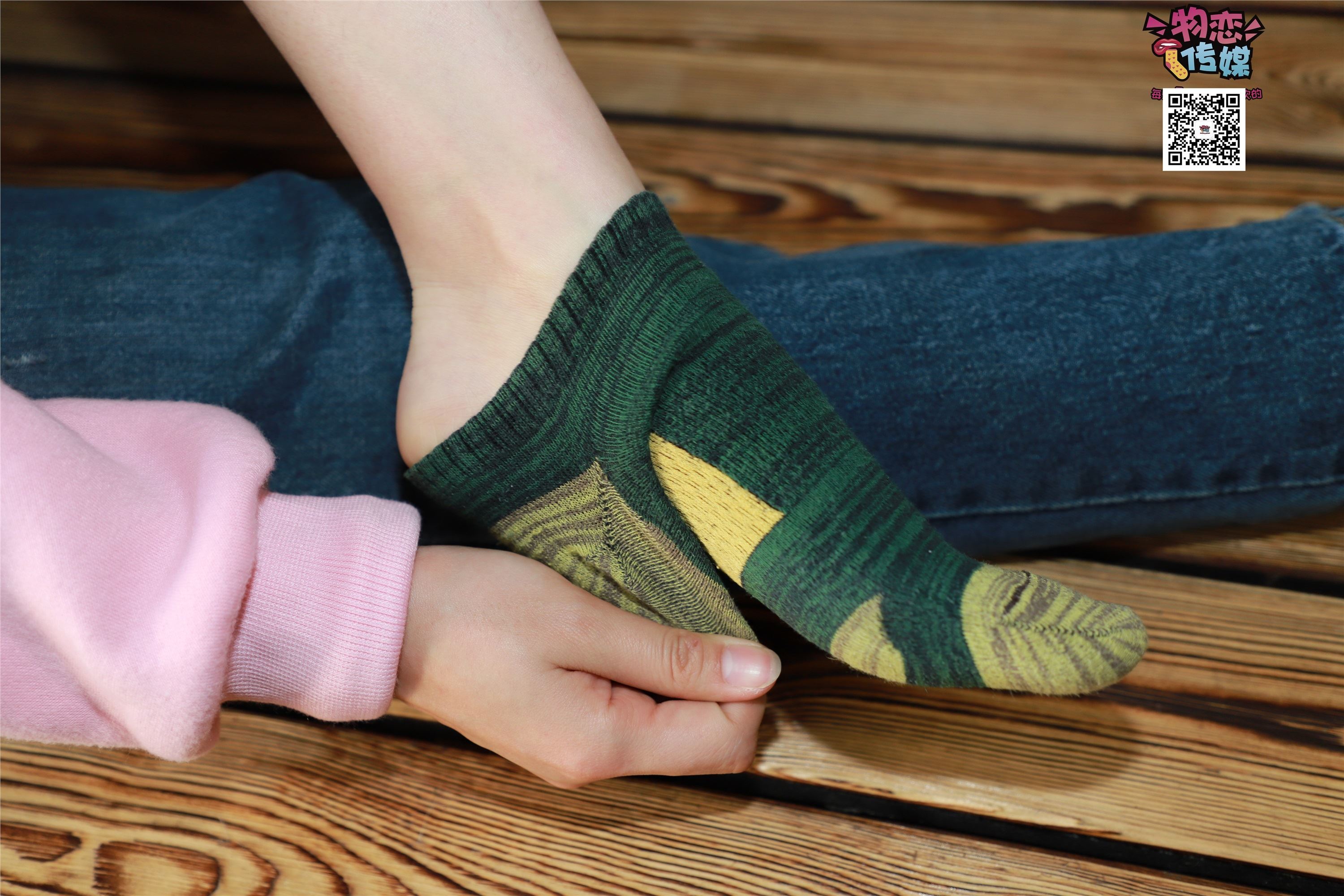 物恋传媒 No.001 清纯系大一女生的vans与棉袜2