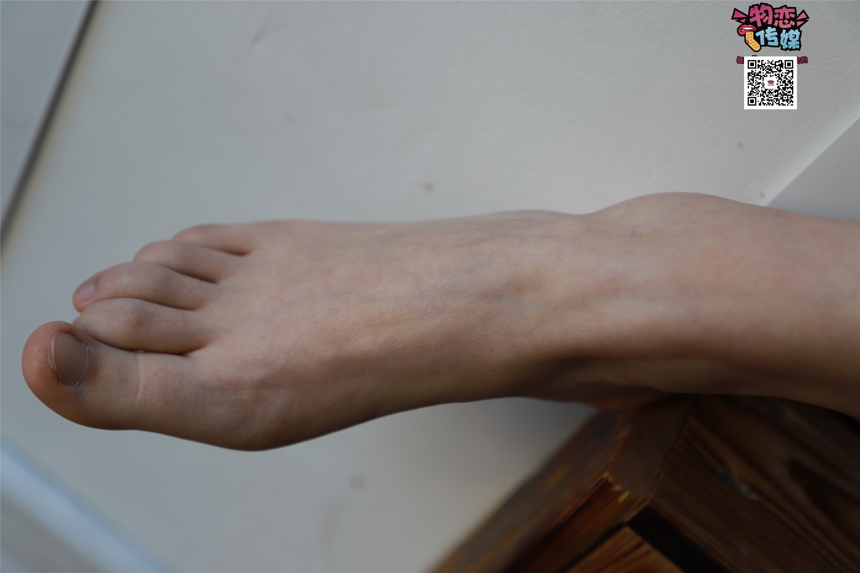 物恋传媒 No.001 清纯系大一女生的vans与棉袜2