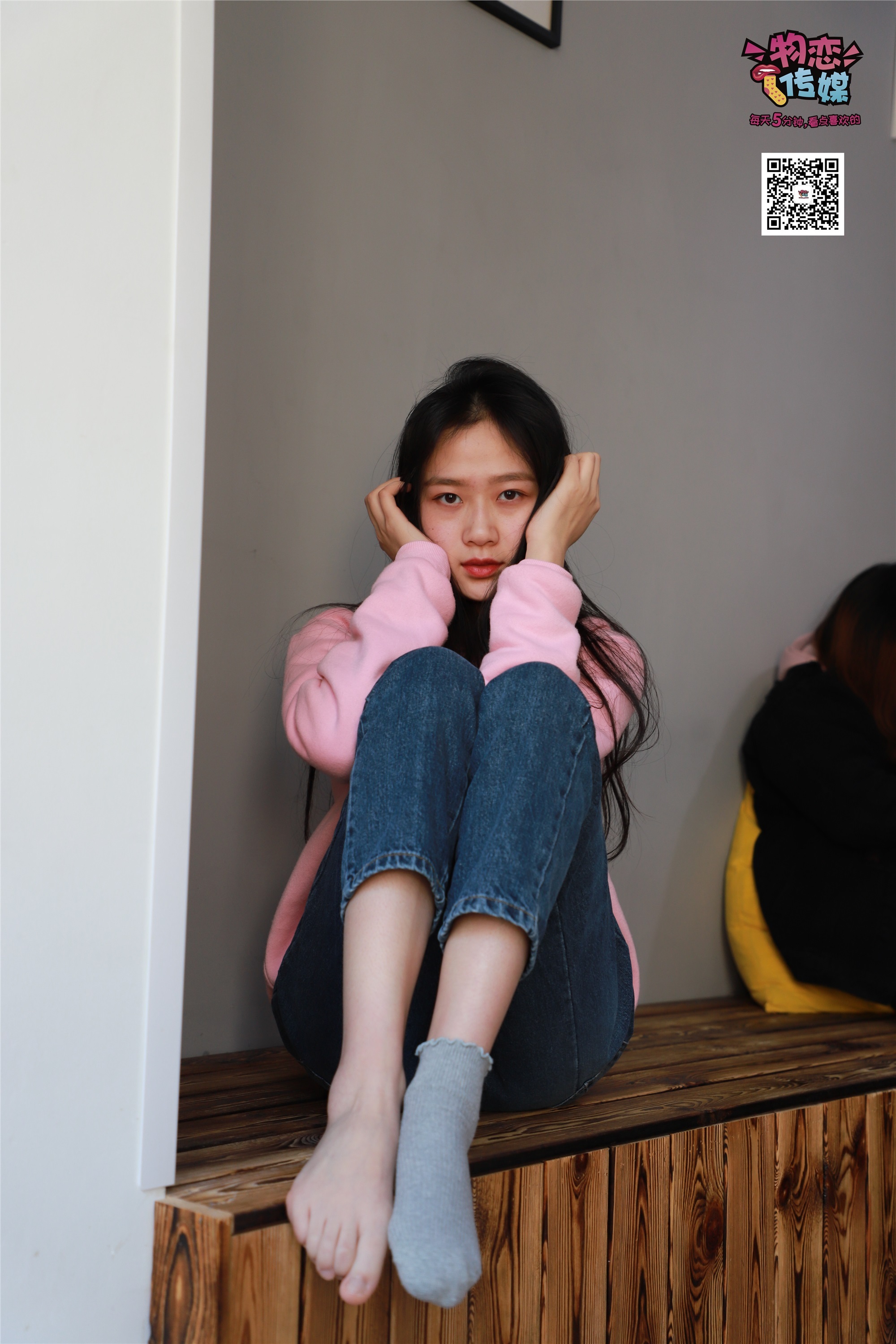 物恋传媒 No.001 清纯系大一女生的vans与棉袜2