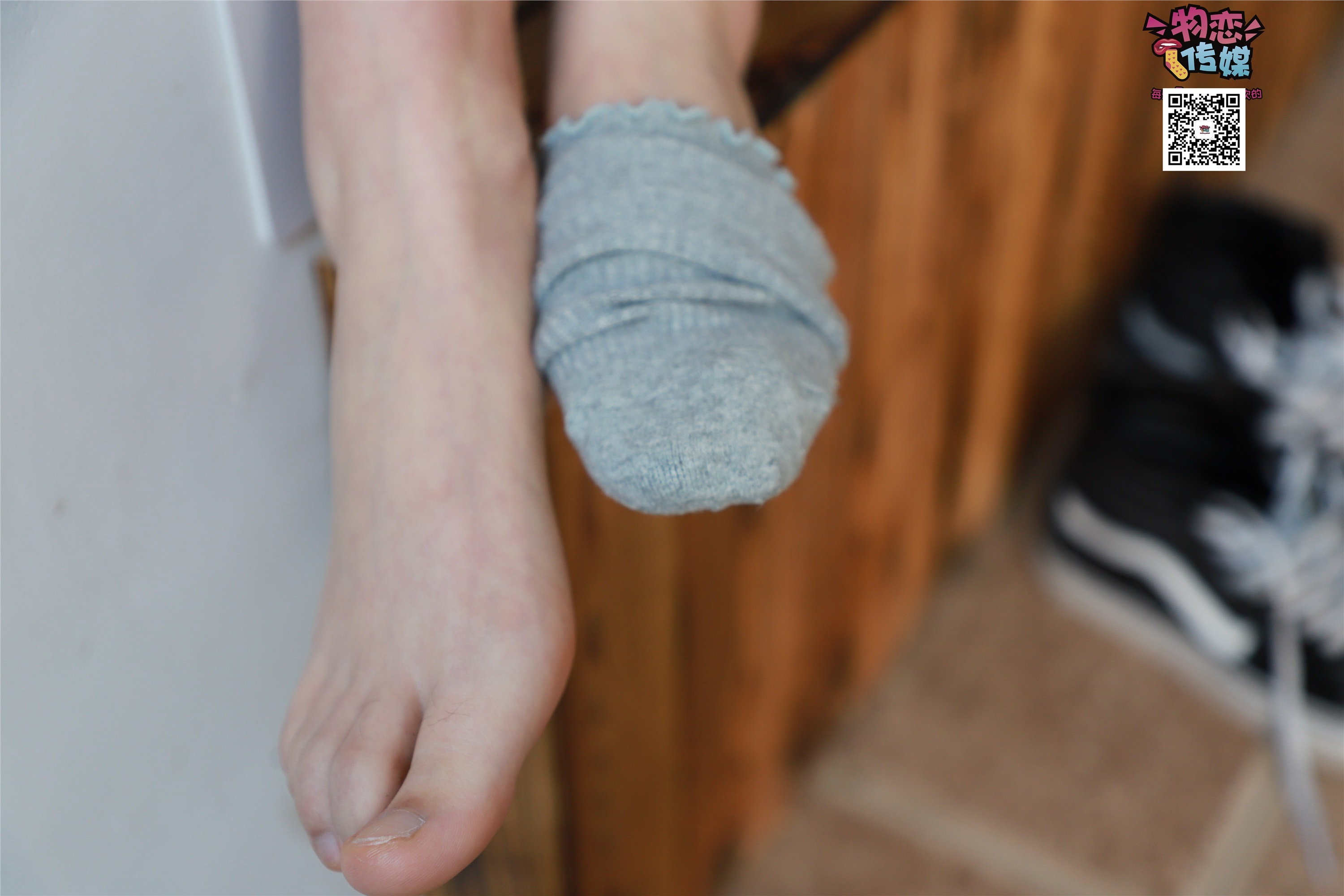 物恋传媒 No.001 清纯系大一女生的vans与棉袜2