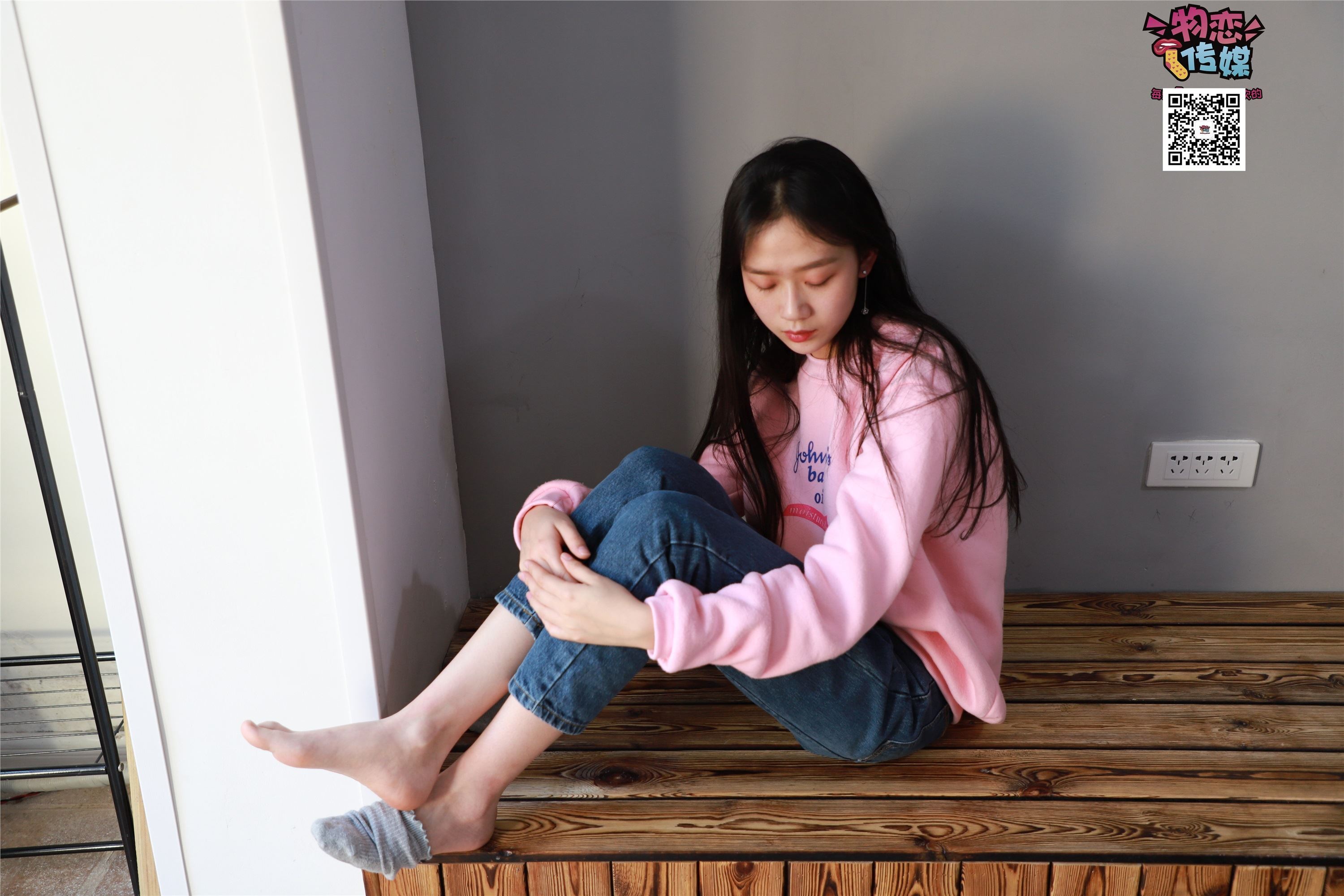 物恋传媒 No.001 清纯系大一女生的vans与棉袜2