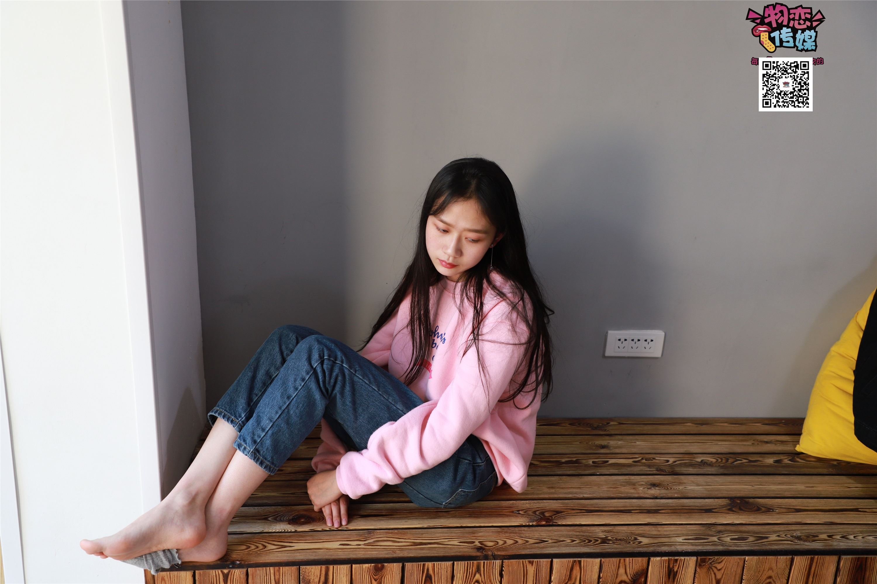 物恋传媒 No.001 清纯系大一女生的vans与棉袜2