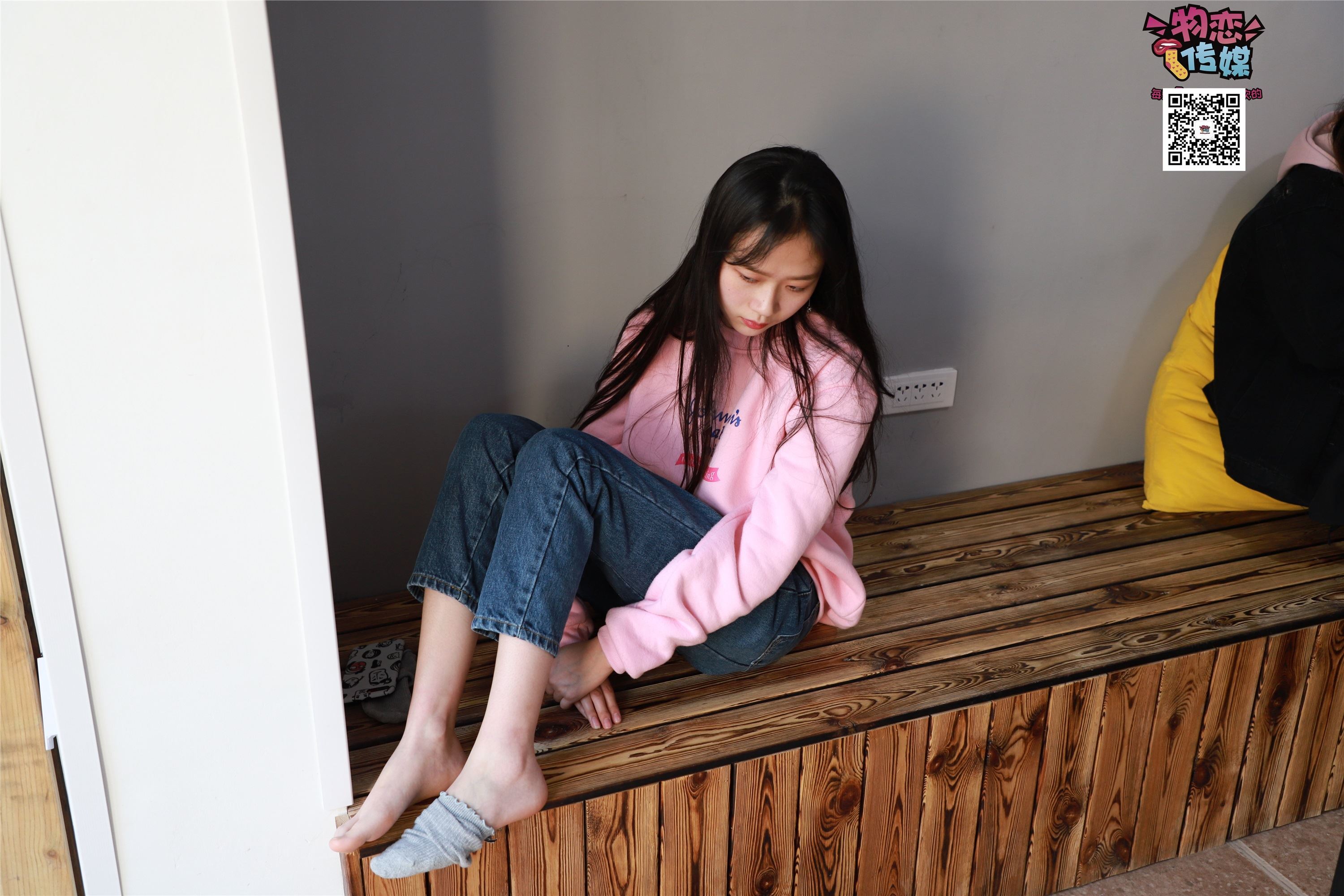 物恋传媒 No.001 清纯系大一女生的vans与棉袜2