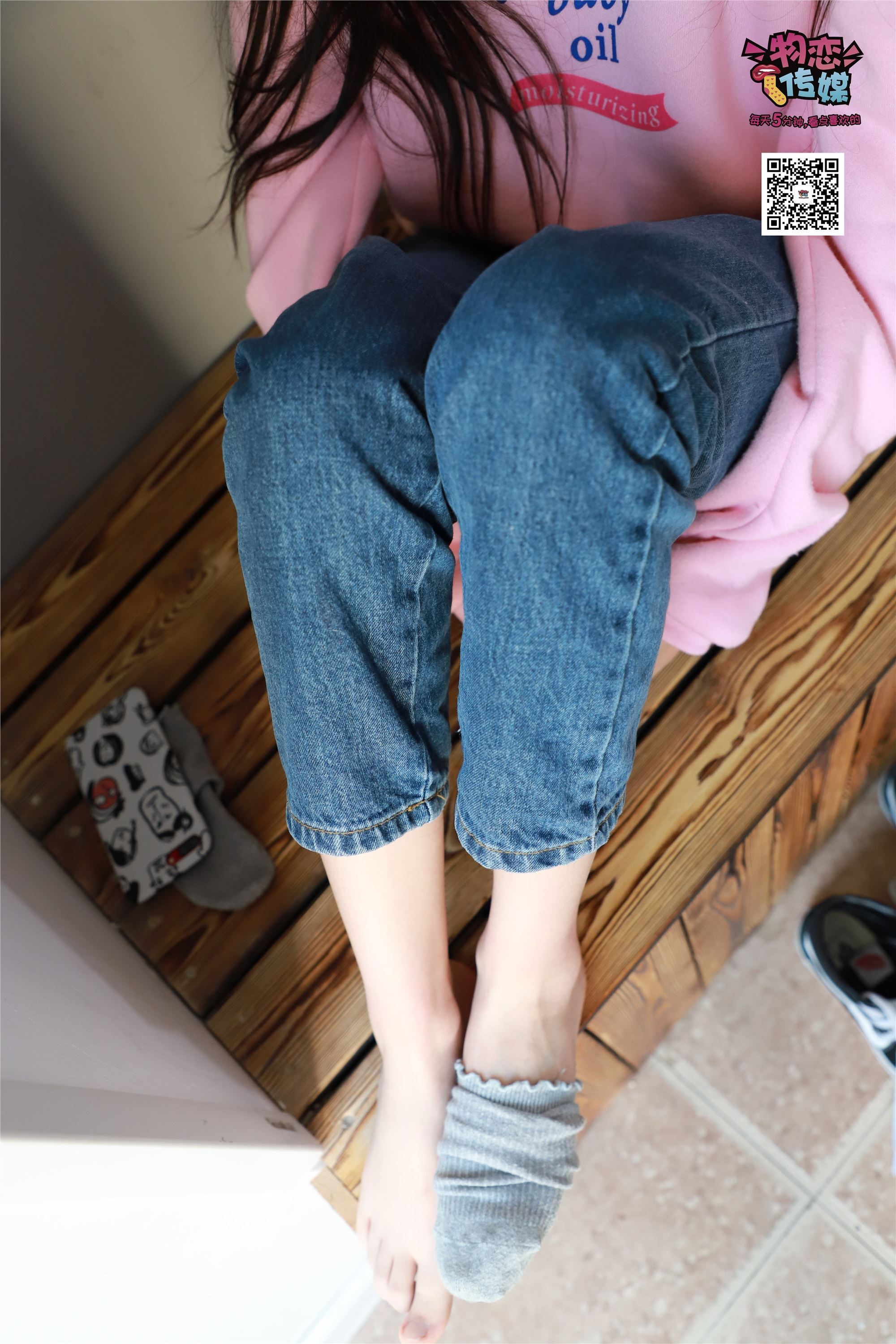 物恋传媒 No.001 清纯系大一女生的vans与棉袜2