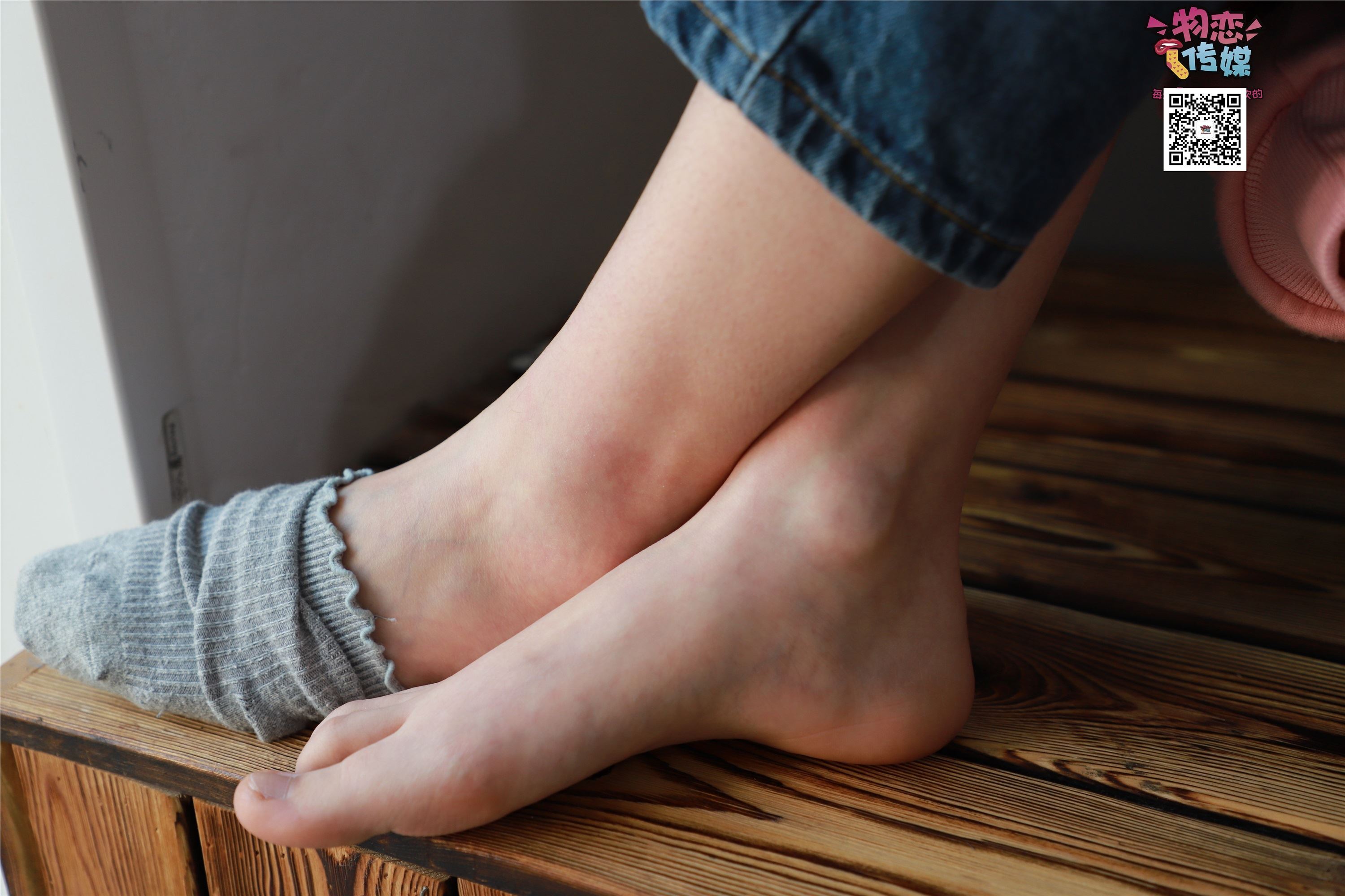 物恋传媒 No.001 清纯系大一女生的vans与棉袜2