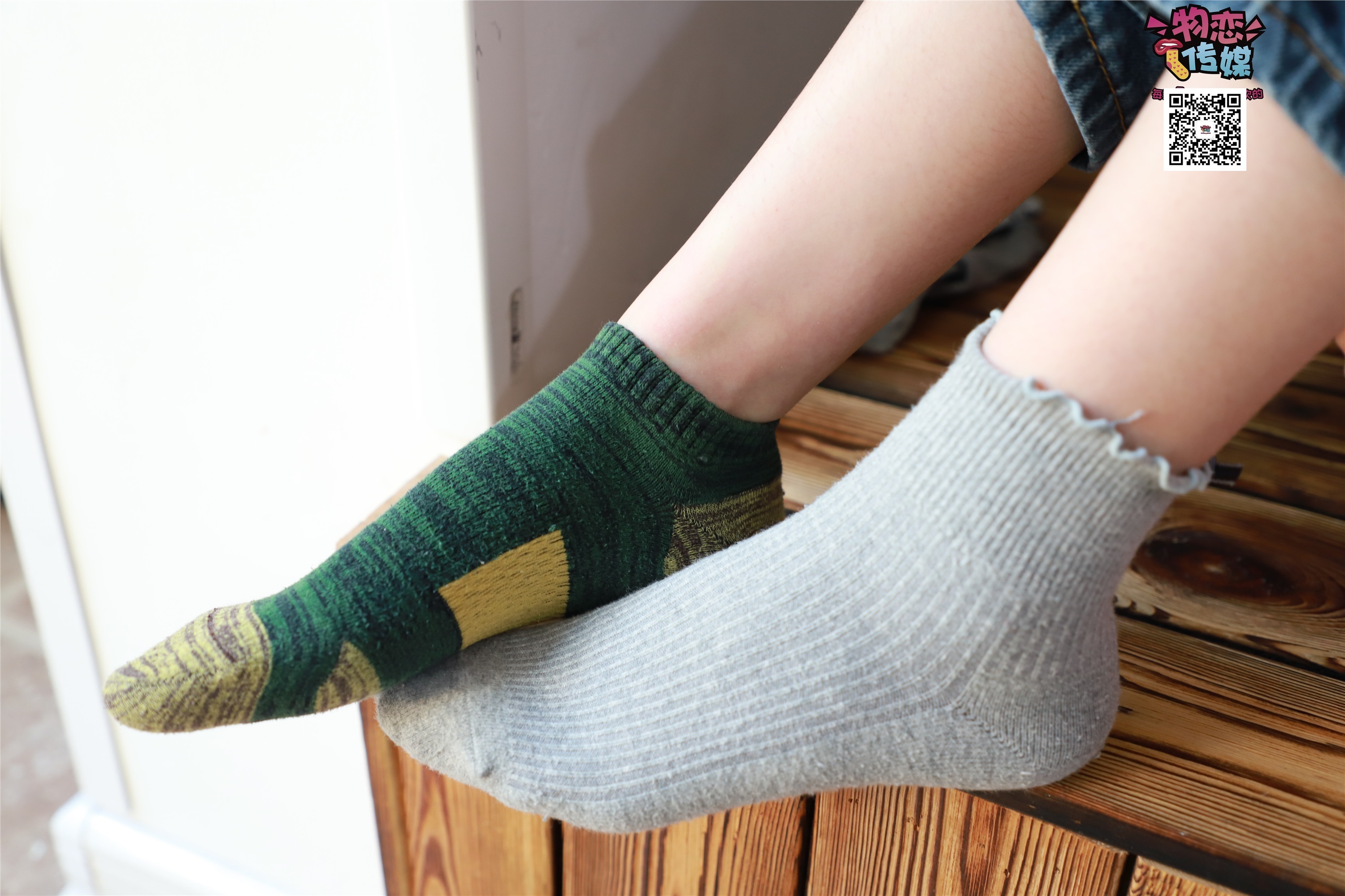 物恋传媒 No.001 清纯系大一女生的vans与棉袜2