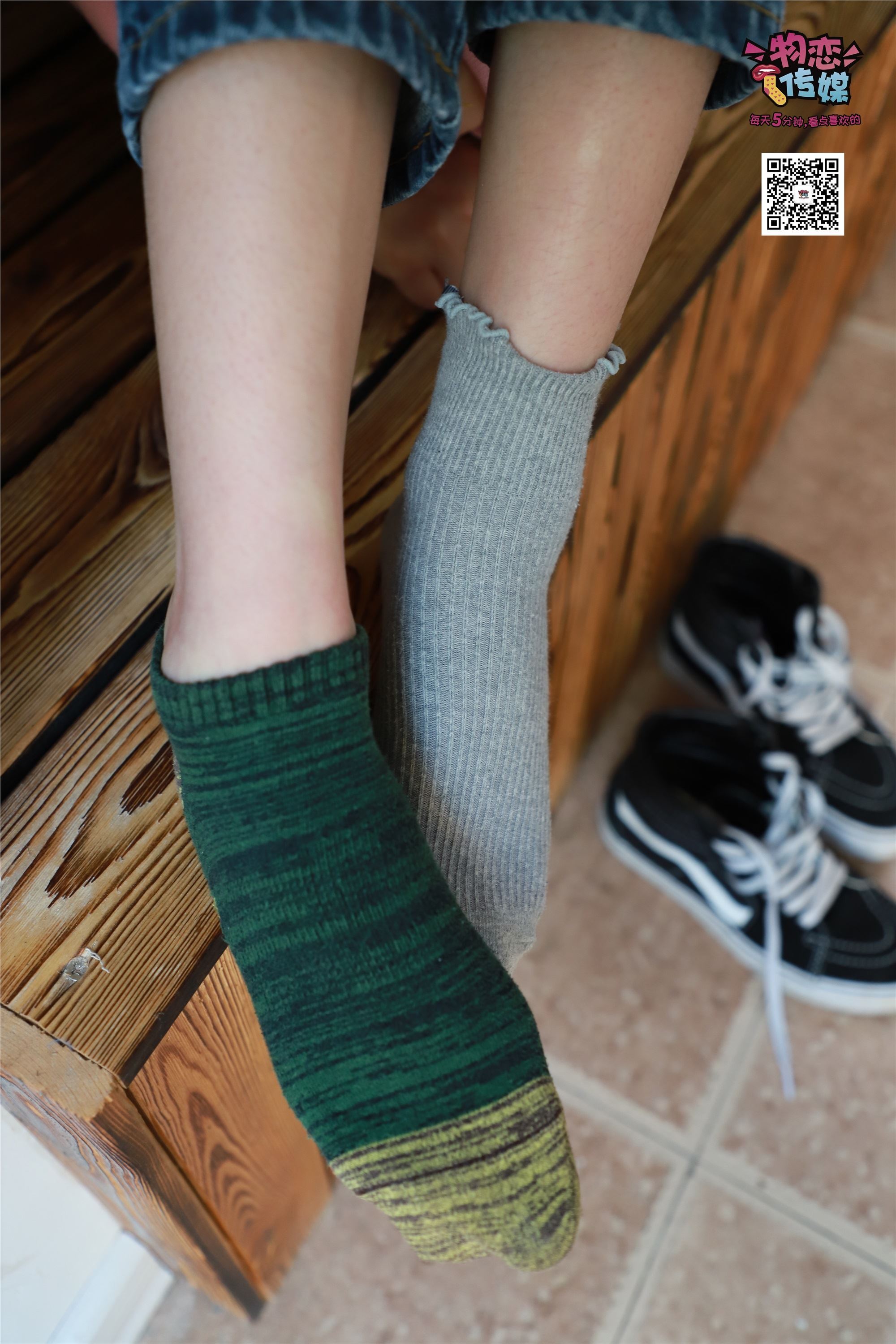 物恋传媒 No.001 清纯系大一女生的vans与棉袜2