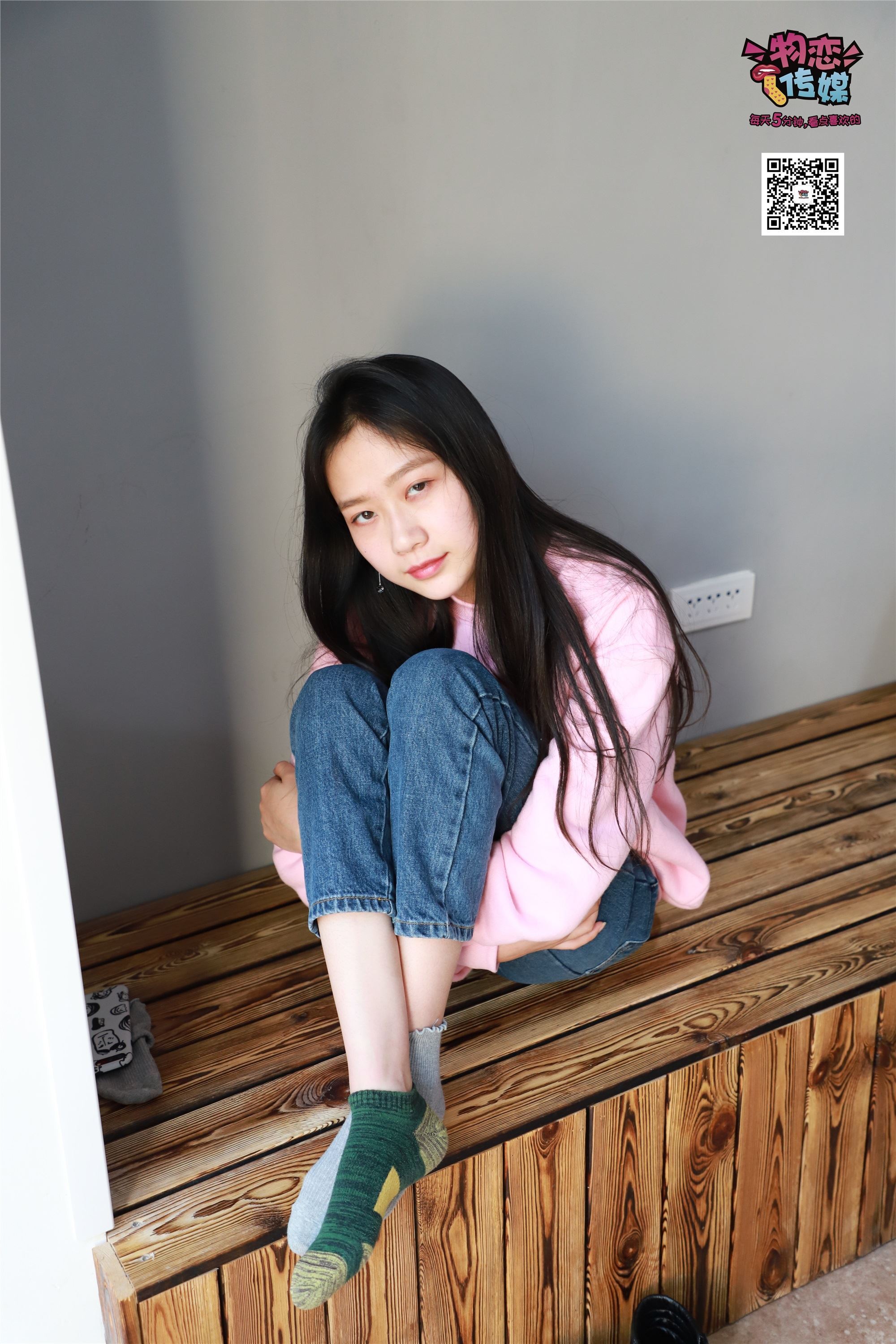 物恋传媒 No.001 清纯系大一女生的vans与棉袜2