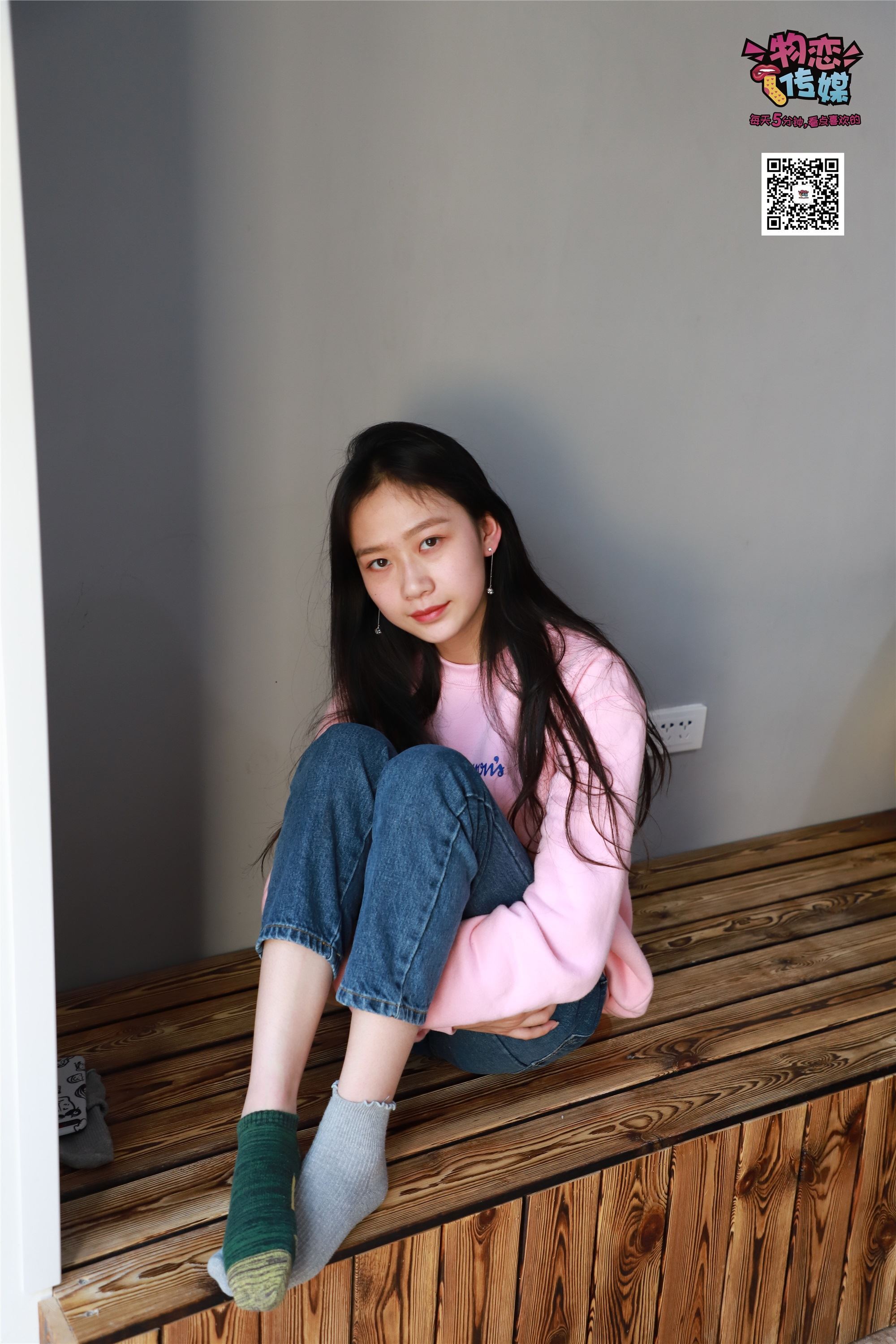 物恋传媒 No.001 清纯系大一女生的vans与棉袜2