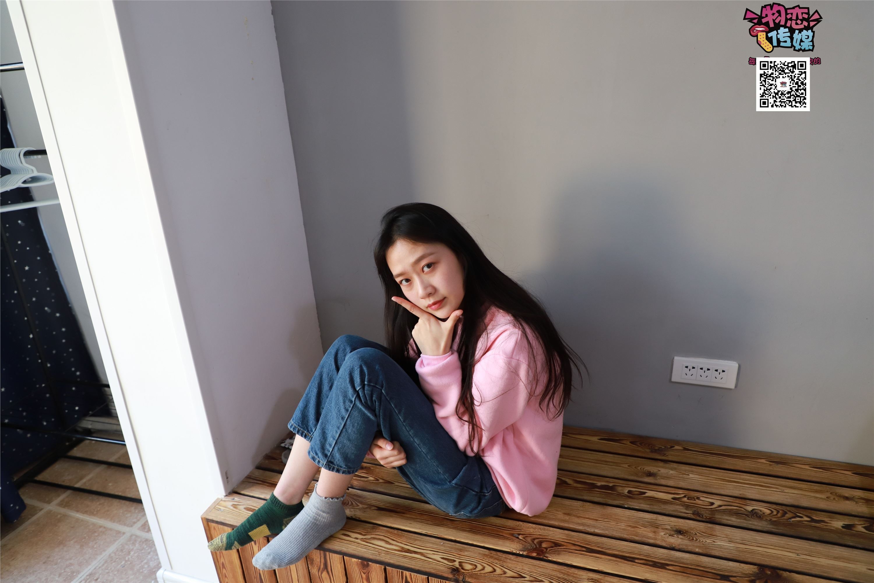 物恋传媒 No.001 清纯系大一女生的vans与棉袜2