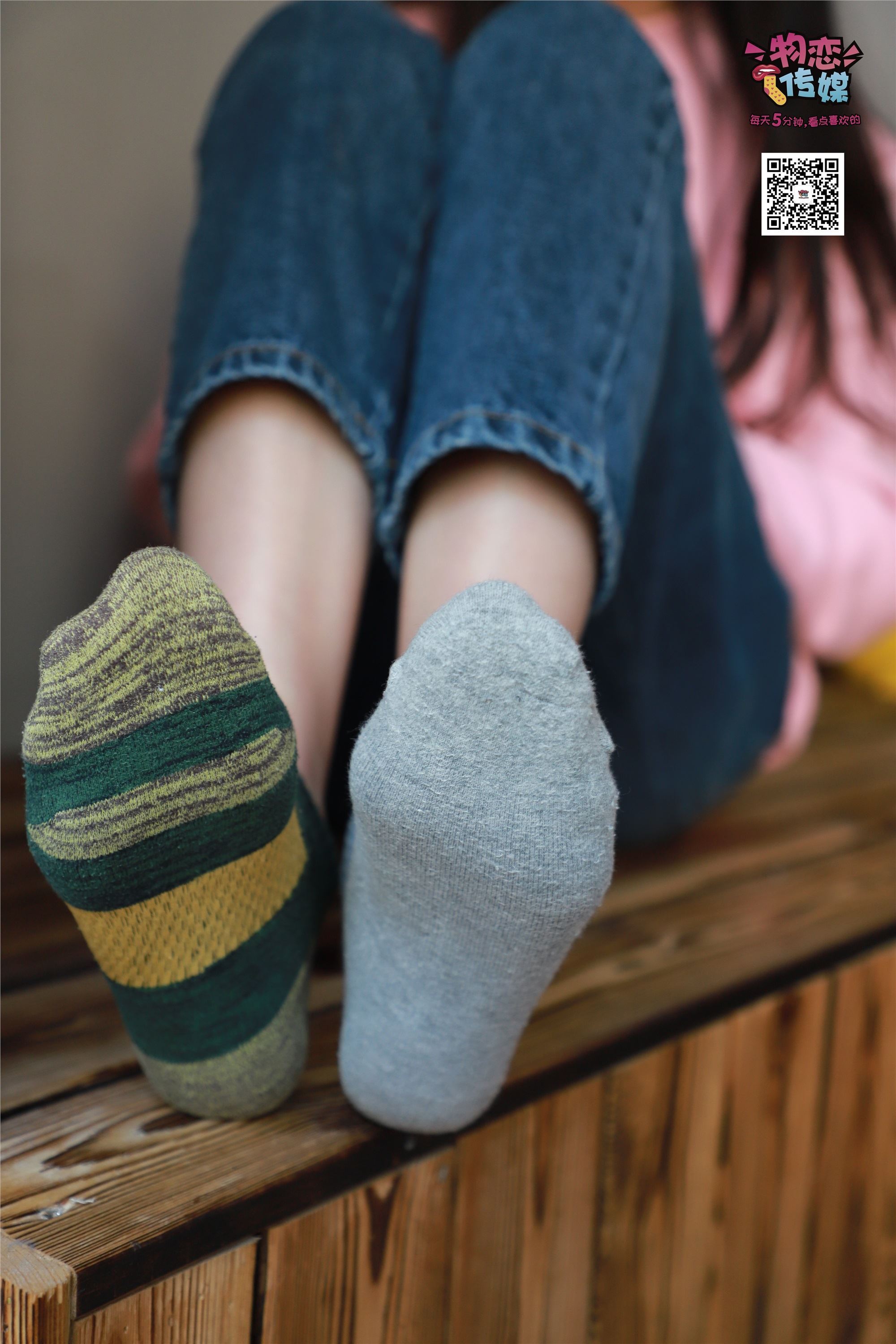 物恋传媒 No.001 清纯系大一女生的vans与棉袜2