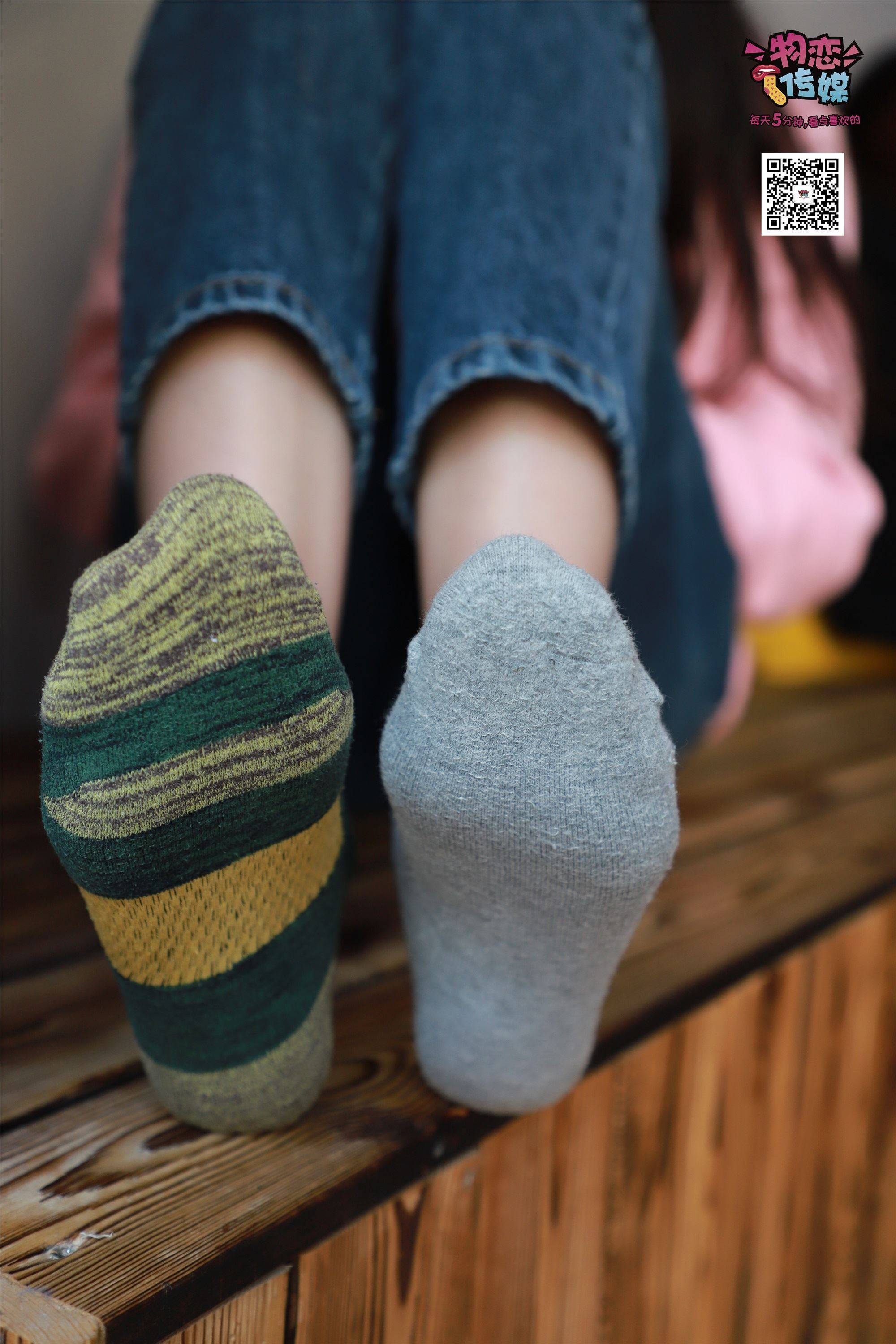 物恋传媒 No.001 清纯系大一女生的vans与棉袜2