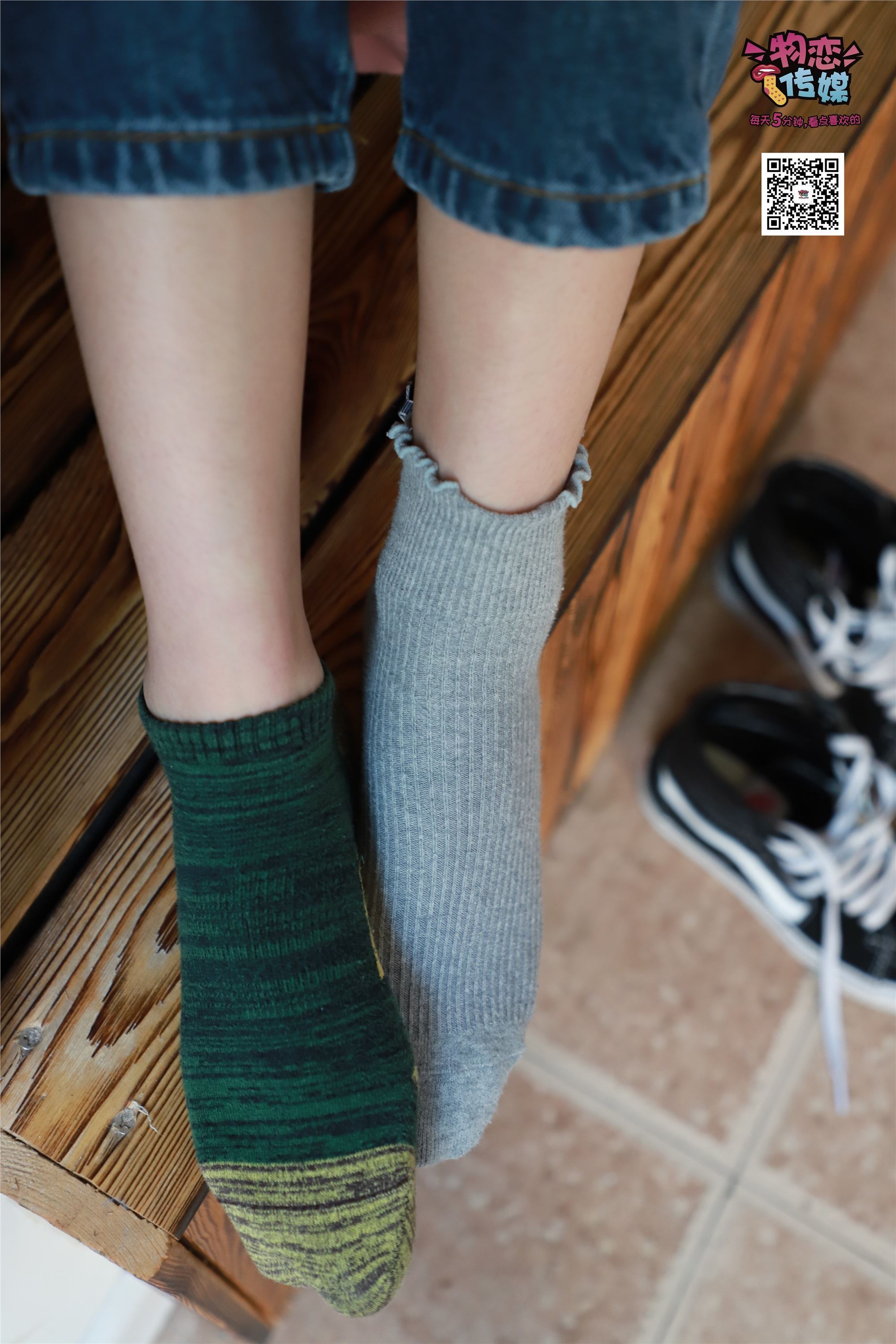 物恋传媒 No.001 清纯系大一女生的vans与棉袜2