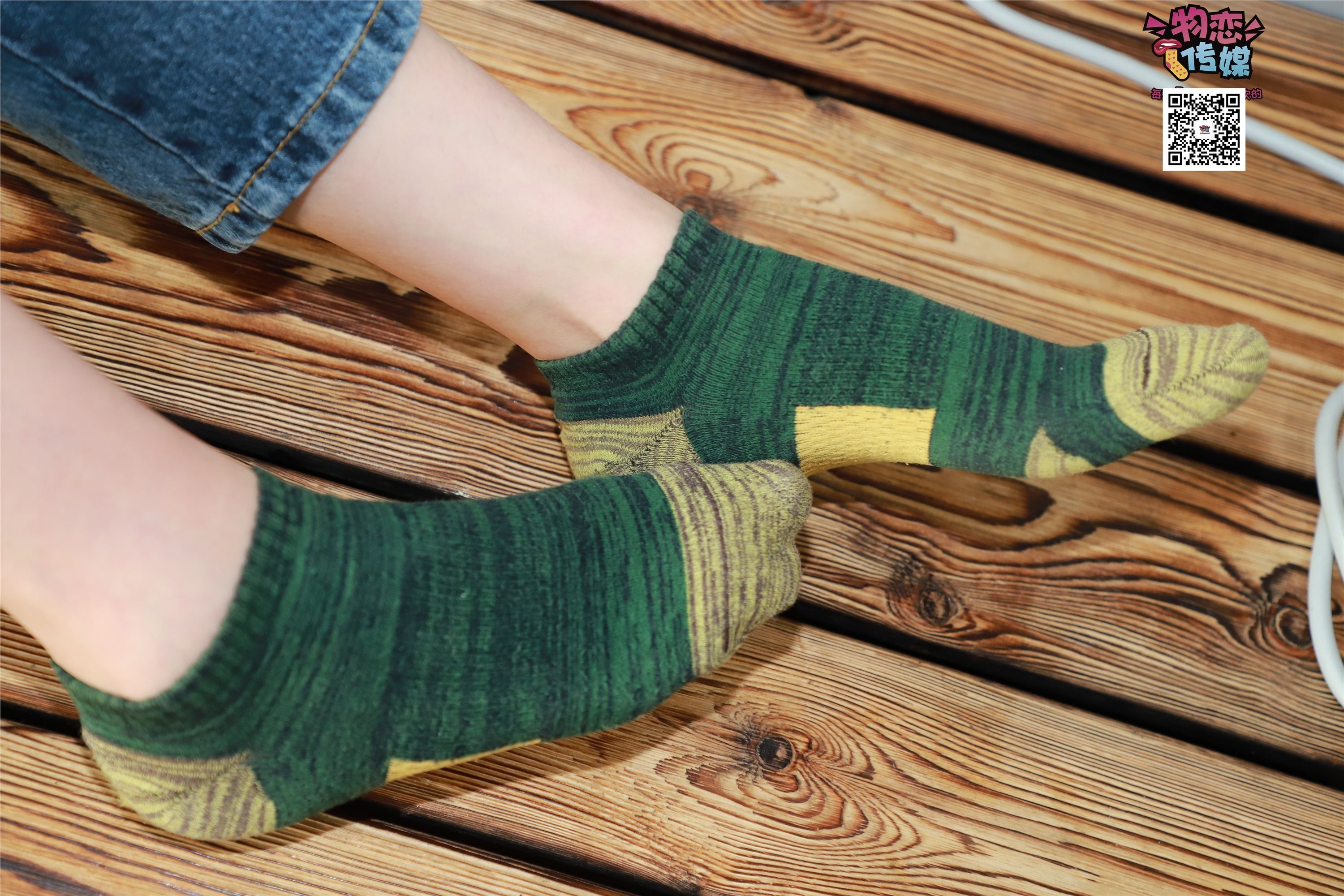 物恋传媒 No.001 清纯系大一女生的vans与棉袜2