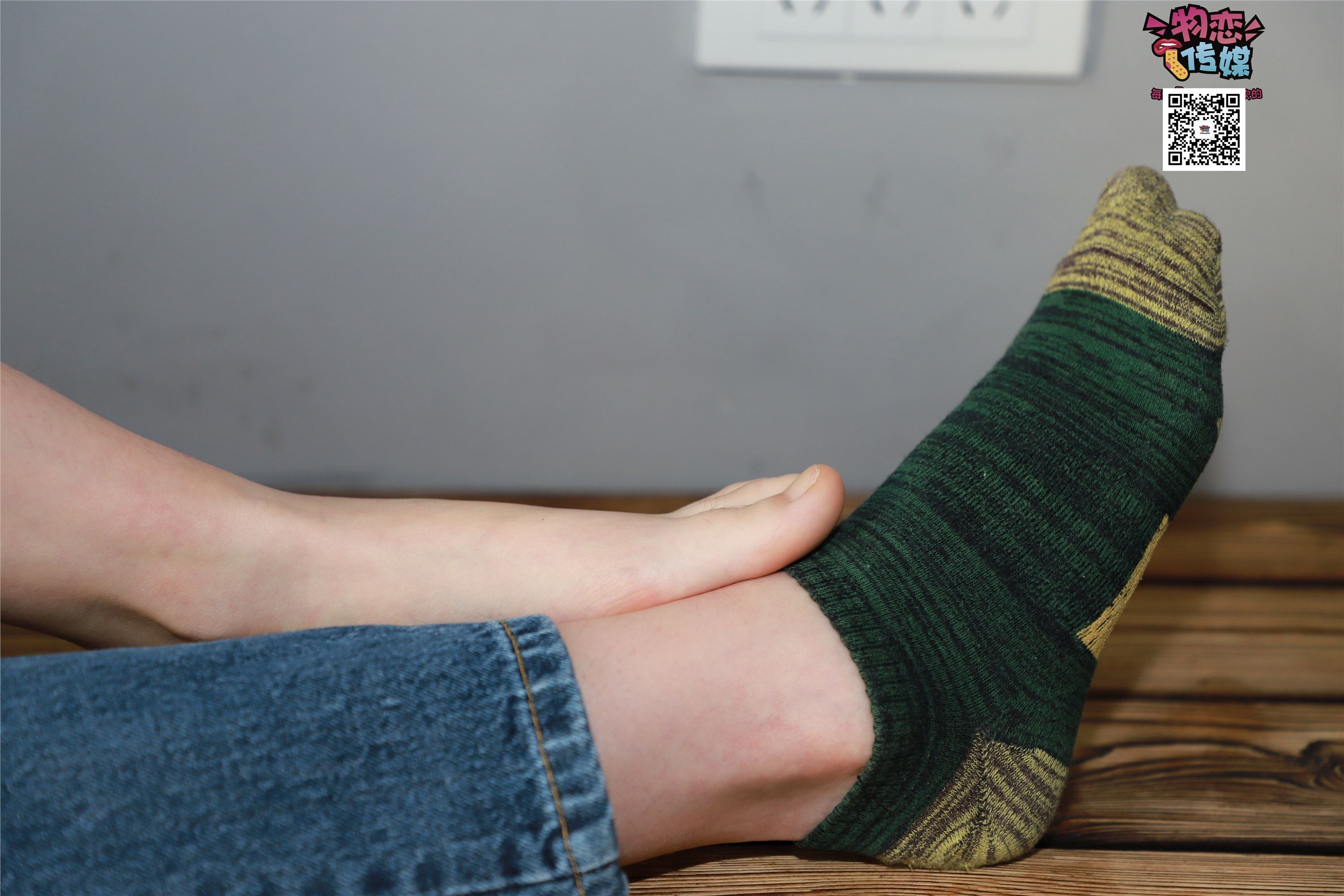 物恋传媒 No.001 清纯系大一女生的vans与棉袜2